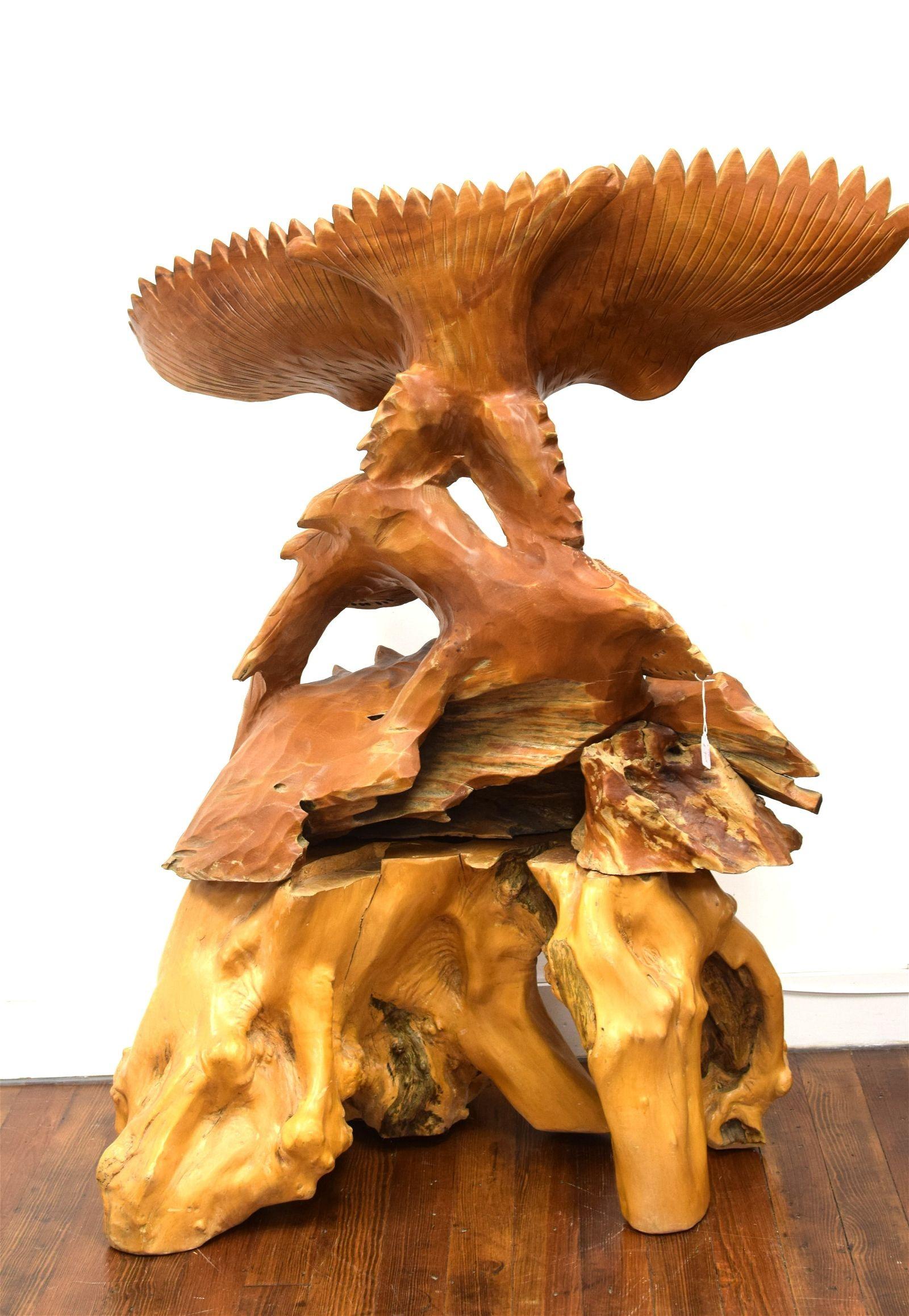 Monumentale japanische Adlerstatue eines Adlers aus Teakholz mit Sockel aus Wurzelholz (Spätes 19. Jahrhundert) im Angebot