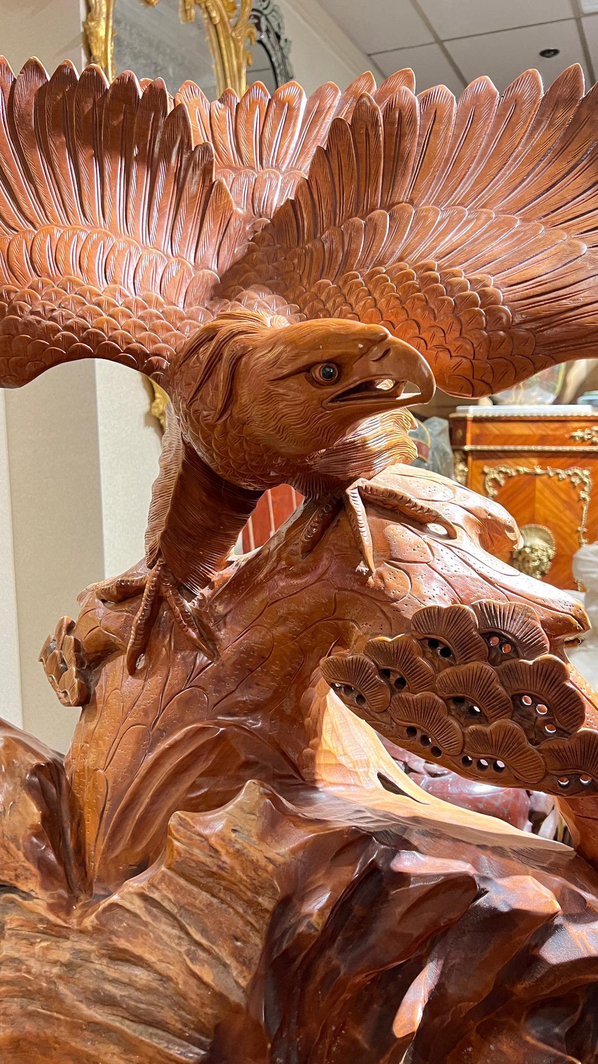 Monumentale japanische Adlerstatue eines Adlers aus Teakholz mit Sockel aus Wurzelholz im Angebot 3
