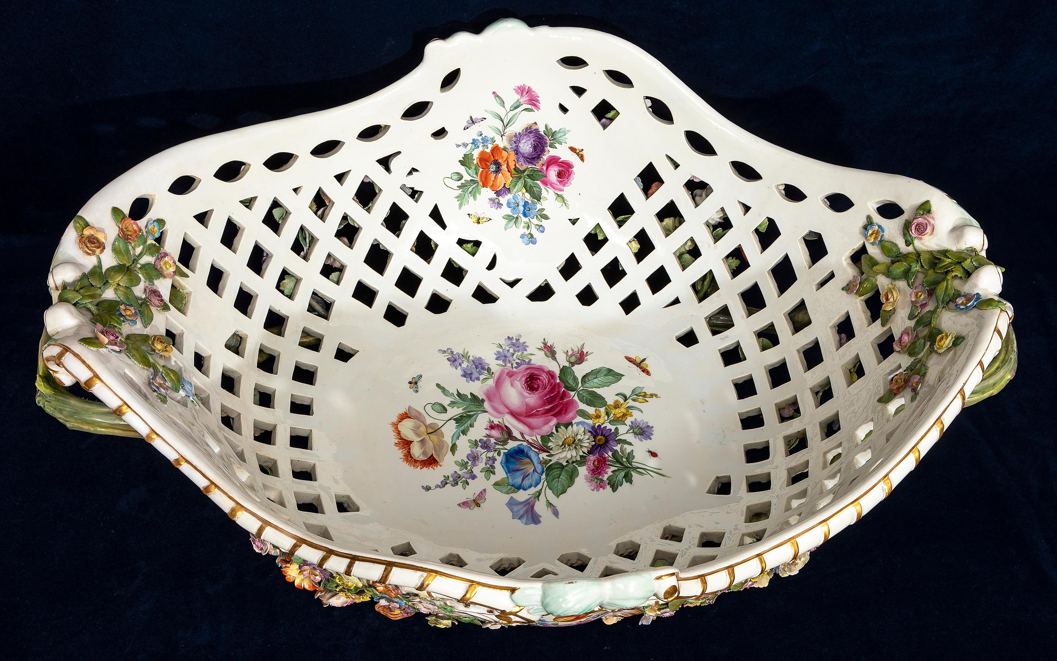 Monumentale centrotavola in porcellana Meissen Porcelain traforata con fiori in rilievo del XIX secolo in vendita 2