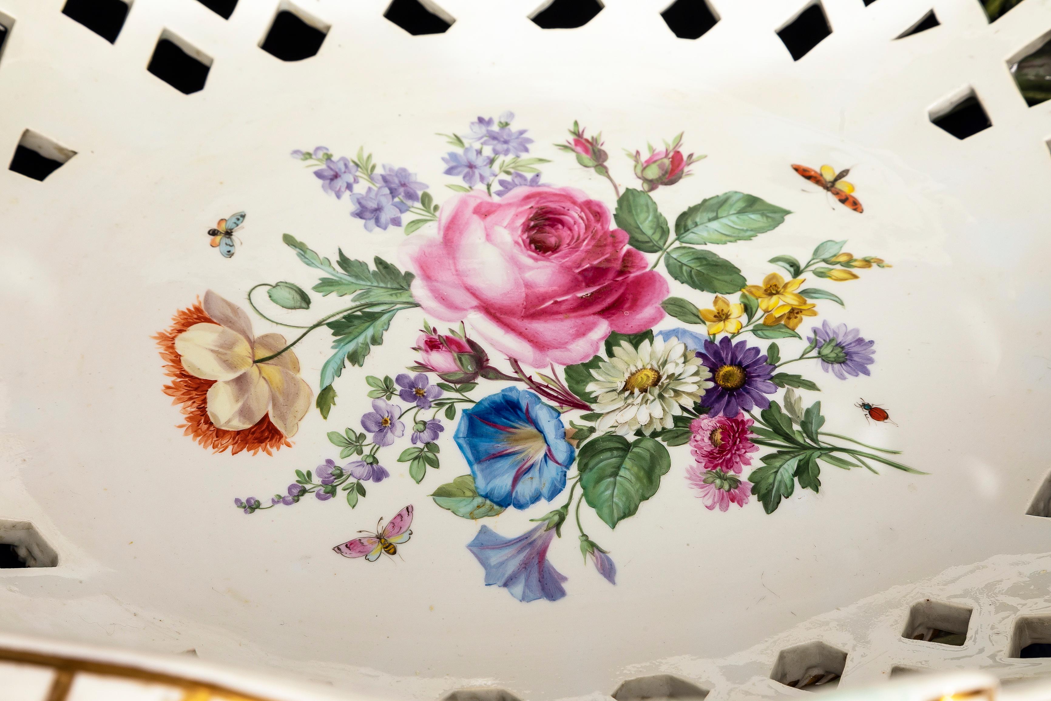 Monumentale centrotavola in porcellana Meissen Porcelain traforata con fiori in rilievo del XIX secolo in vendita 3