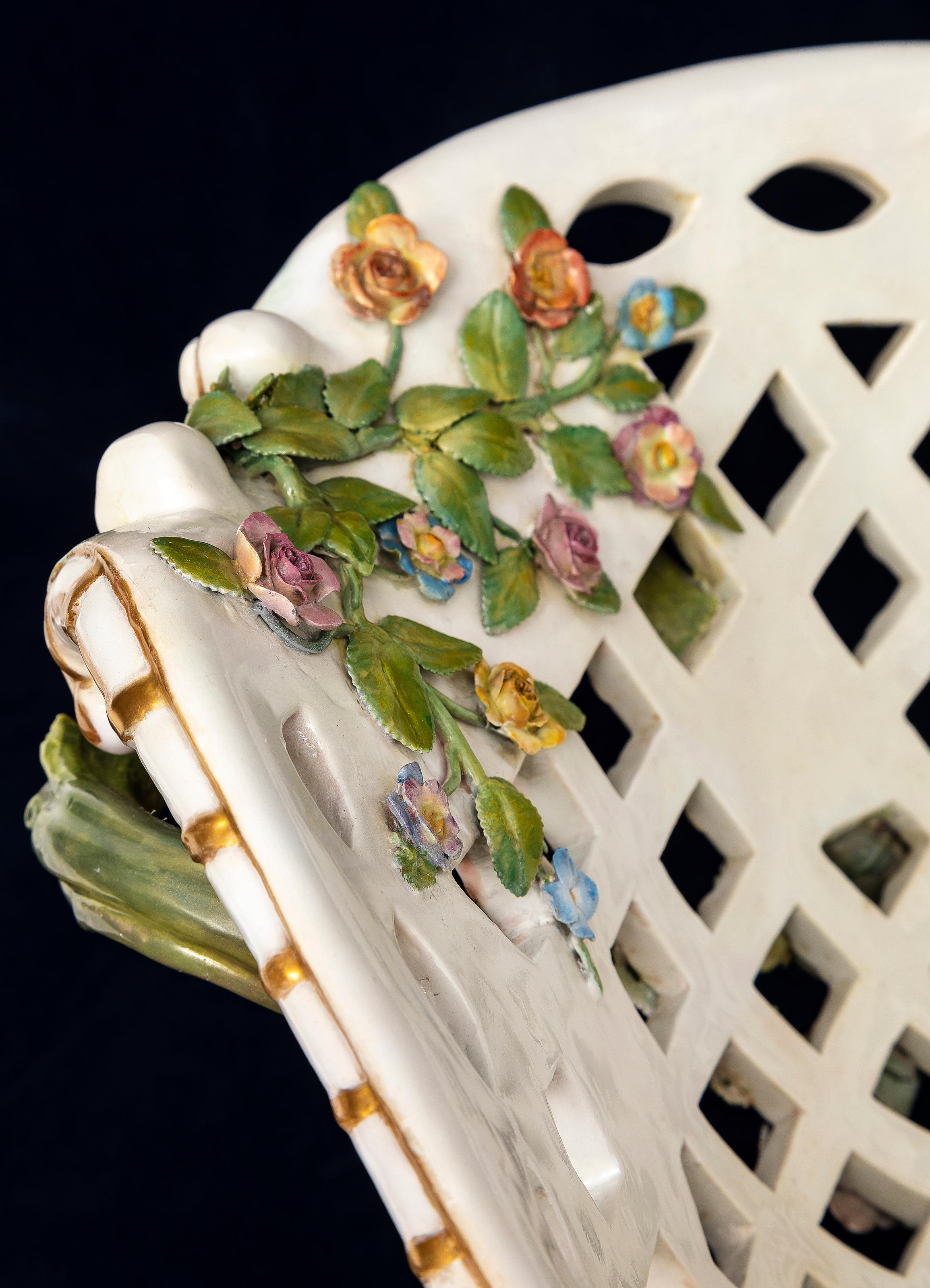 Monumentale centrotavola in porcellana Meissen Porcelain traforata con fiori in rilievo del XIX secolo in vendita 4