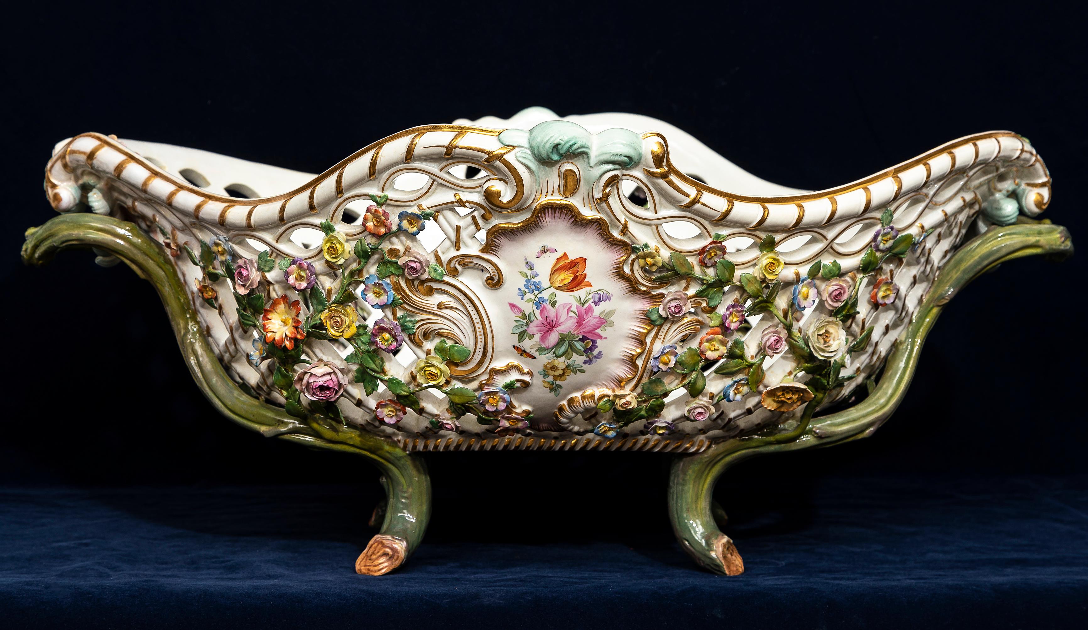 Luigi XVI Monumentale centrotavola in porcellana Meissen Porcelain traforata con fiori in rilievo del XIX secolo in vendita