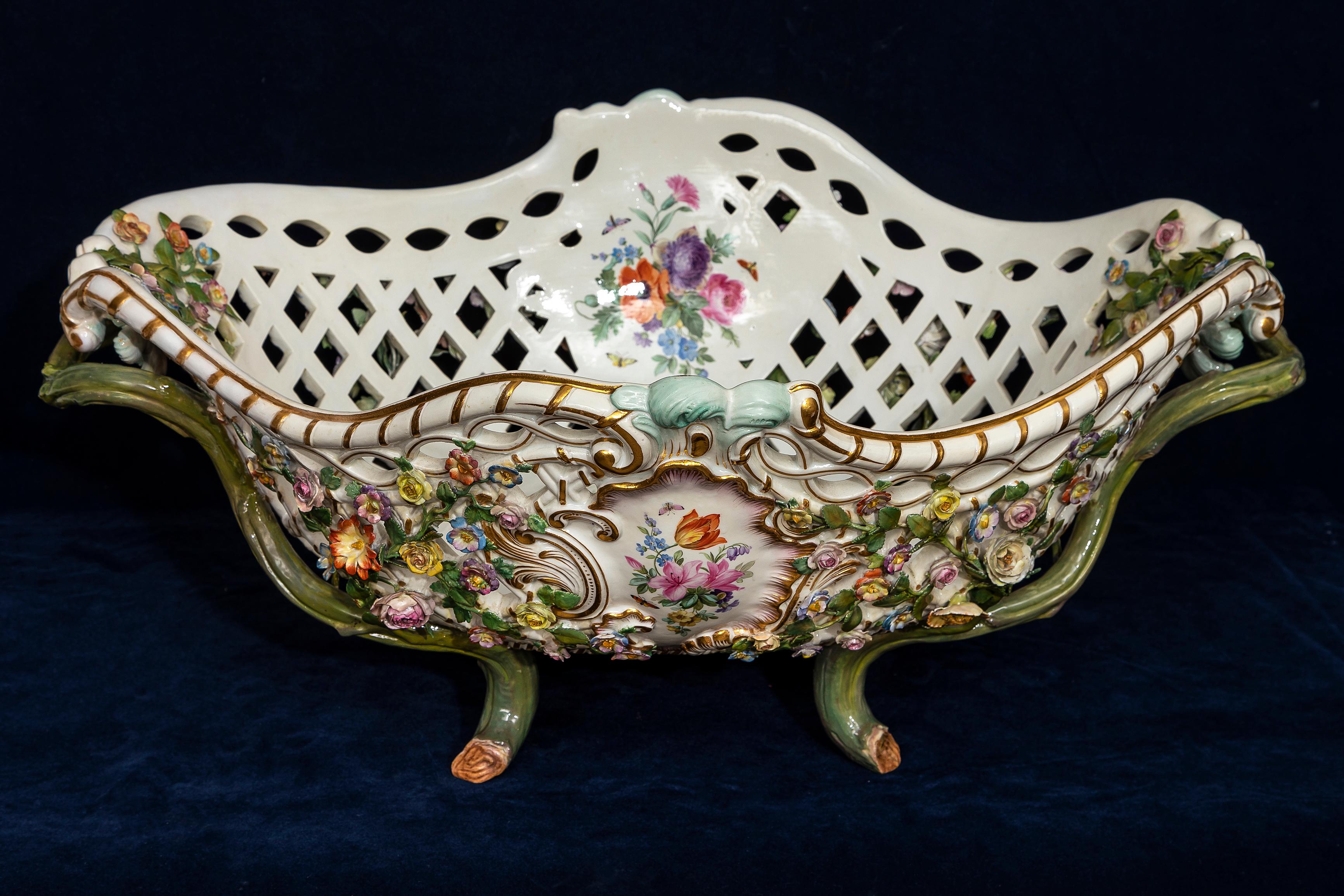 Tedesco Monumentale centrotavola in porcellana Meissen Porcelain traforata con fiori in rilievo del XIX secolo in vendita