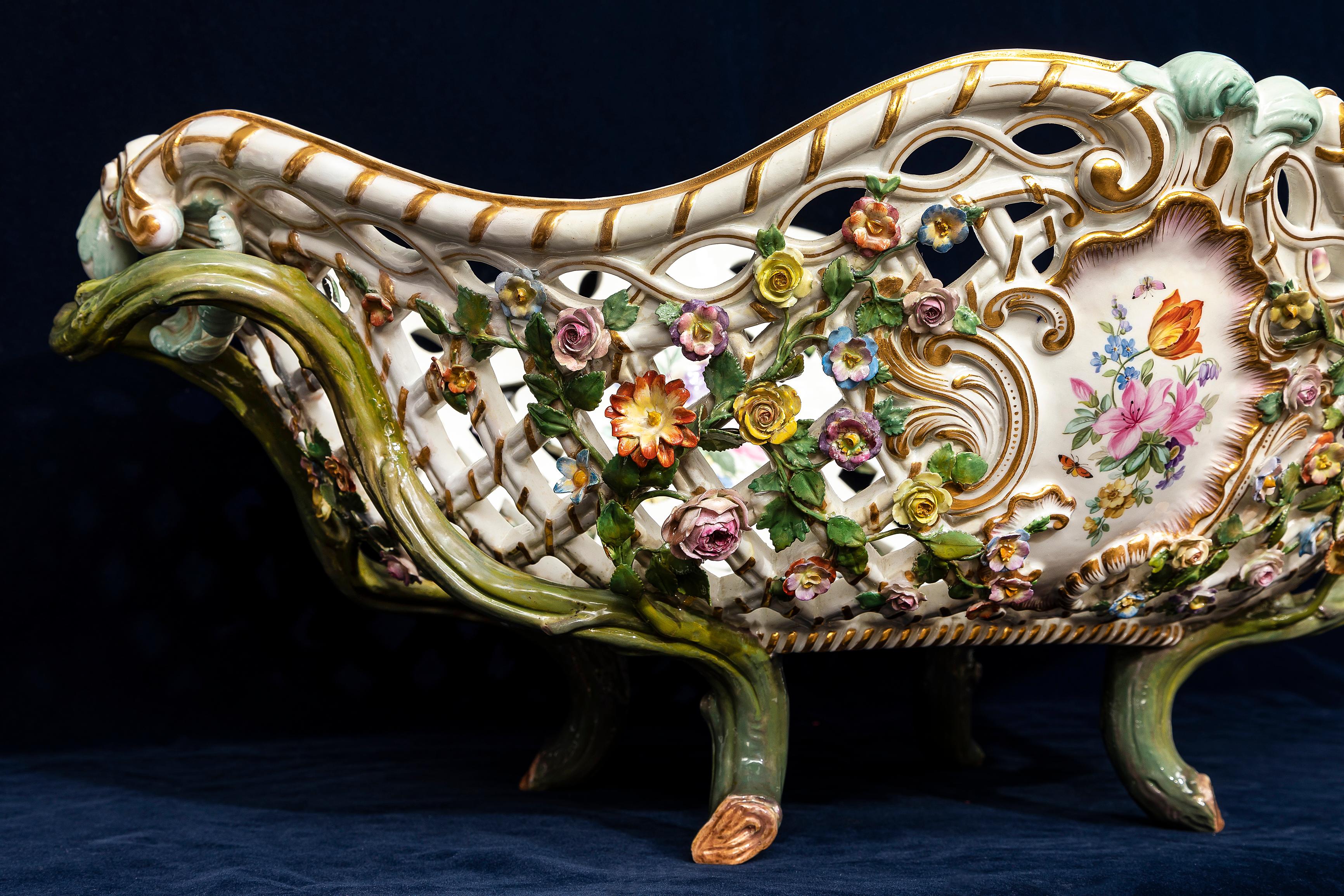 Fine XIX secolo Monumentale centrotavola in porcellana Meissen Porcelain traforata con fiori in rilievo del XIX secolo in vendita