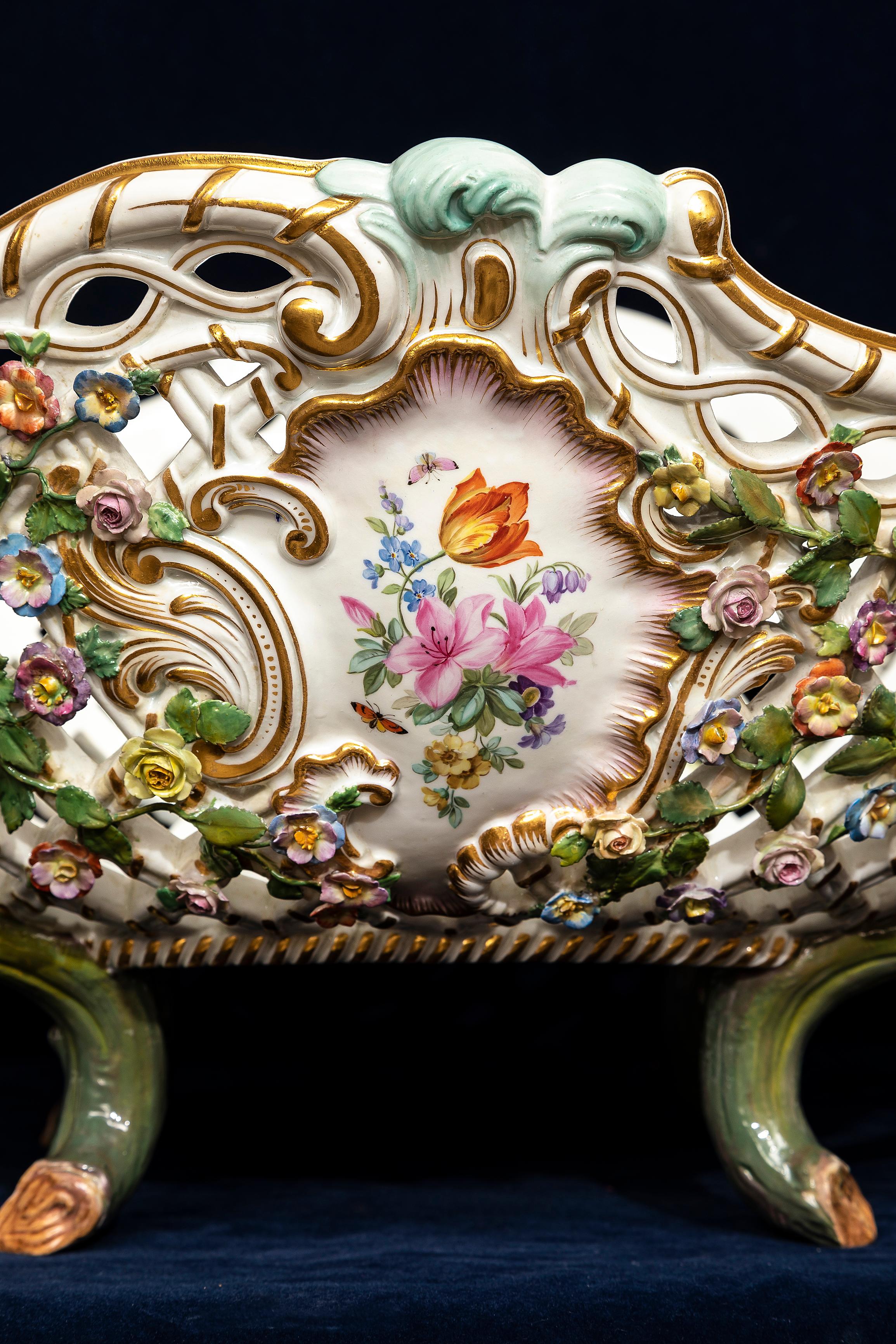 Porcellana Monumentale centrotavola in porcellana Meissen Porcelain traforata con fiori in rilievo del XIX secolo in vendita