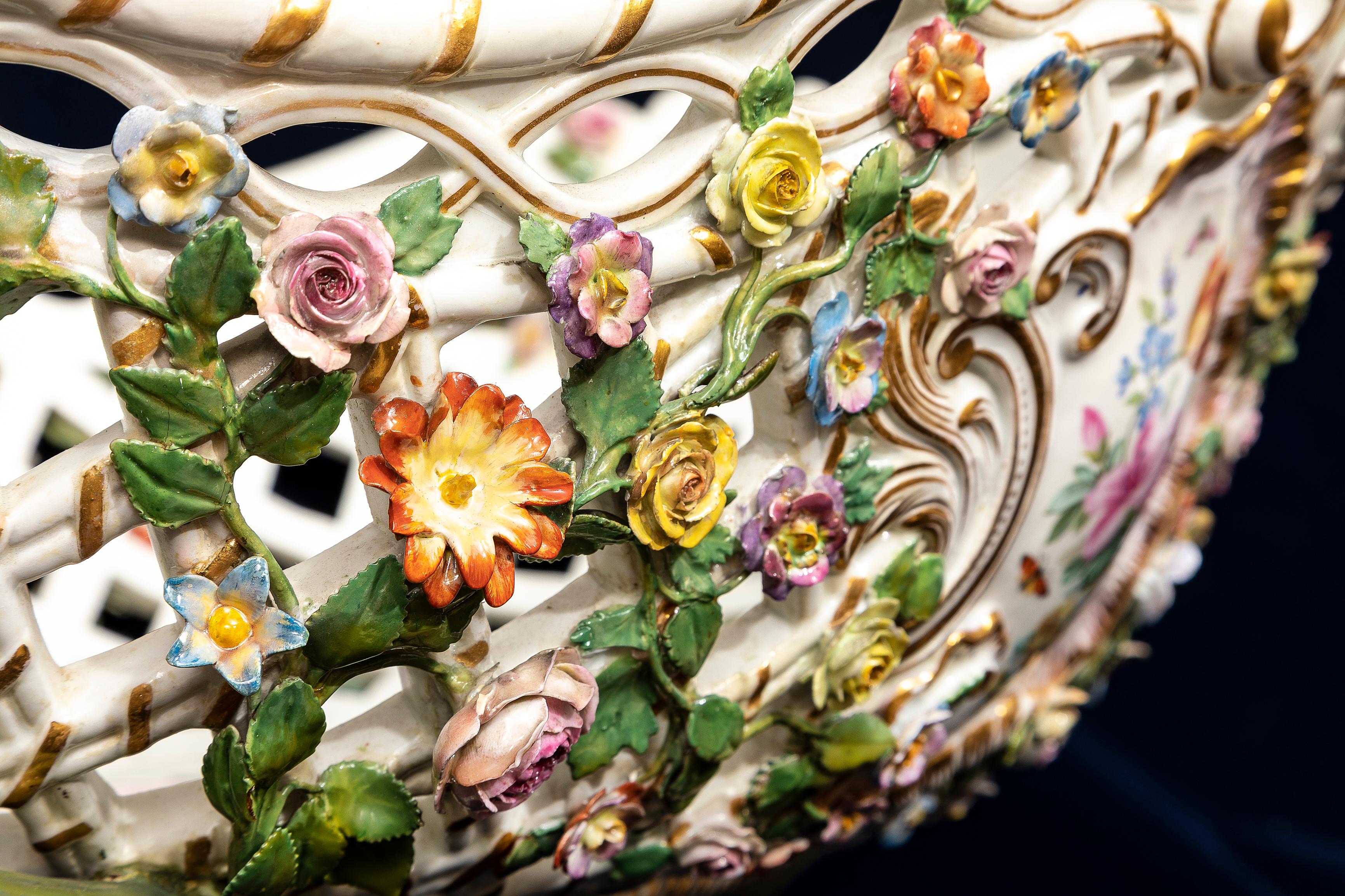 Monumentale centrotavola in porcellana Meissen Porcelain traforata con fiori in rilievo del XIX secolo in vendita 1