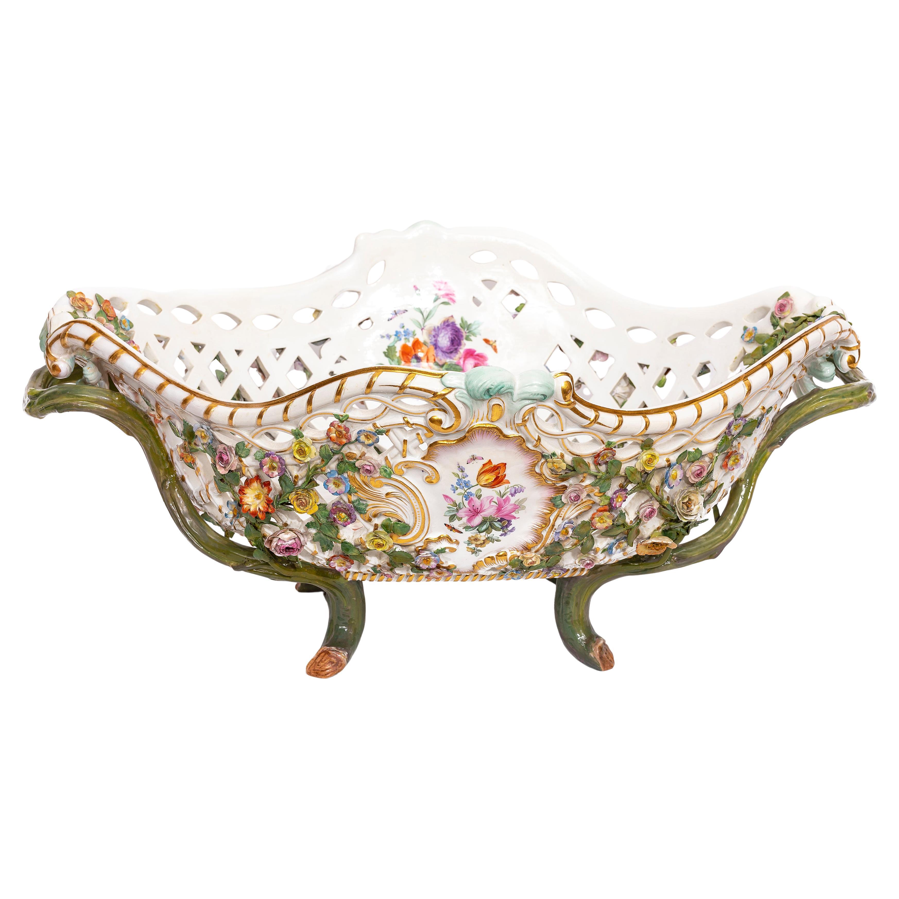 Centro de mesa monumental de porcelana de Meissen con filigrana calada y flores en relieve S. XIX