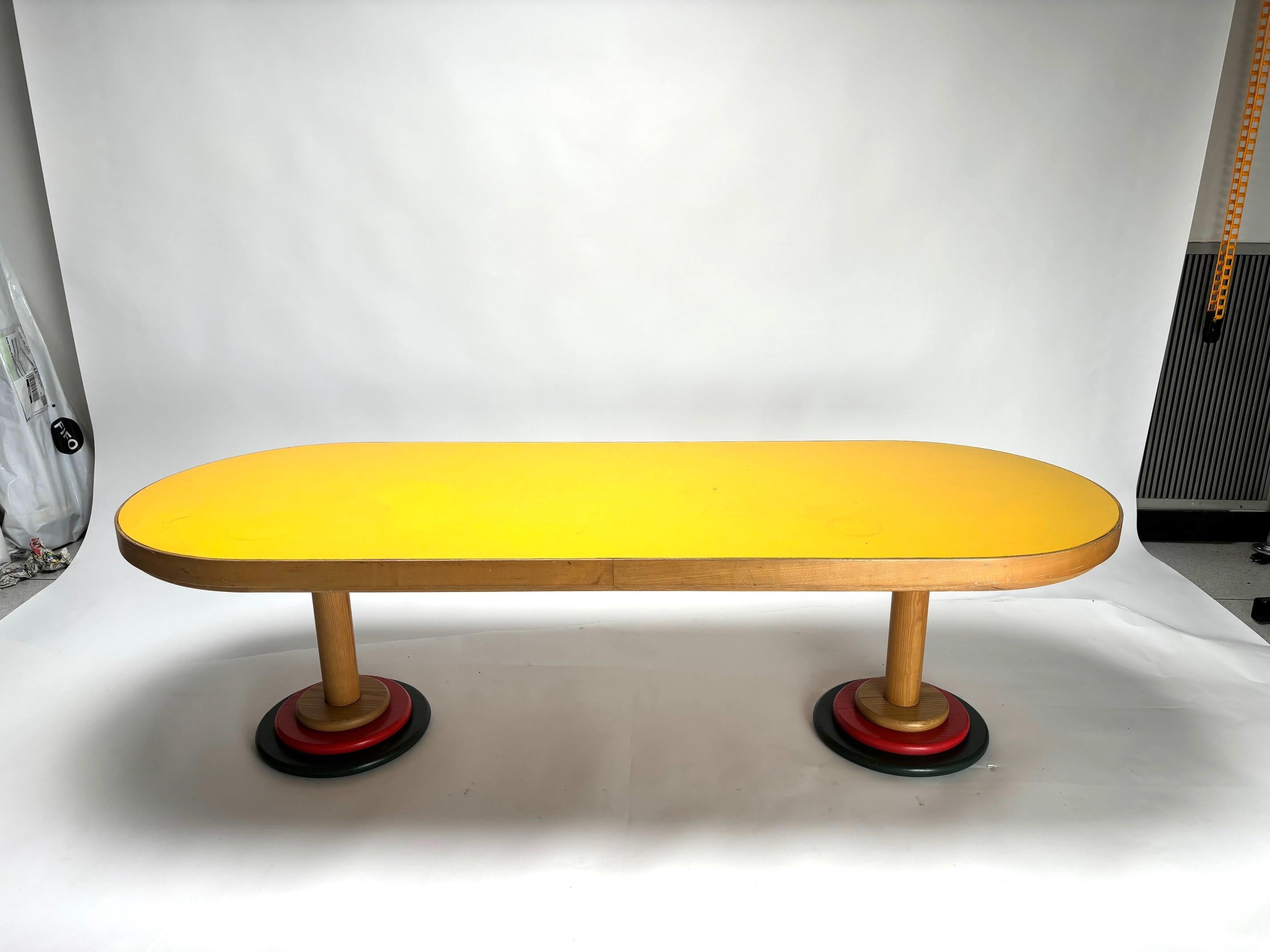 Monumentaler Couchtisch im Memphis-Stil, Italien, 1970er Jahre (Postmoderne) im Angebot
