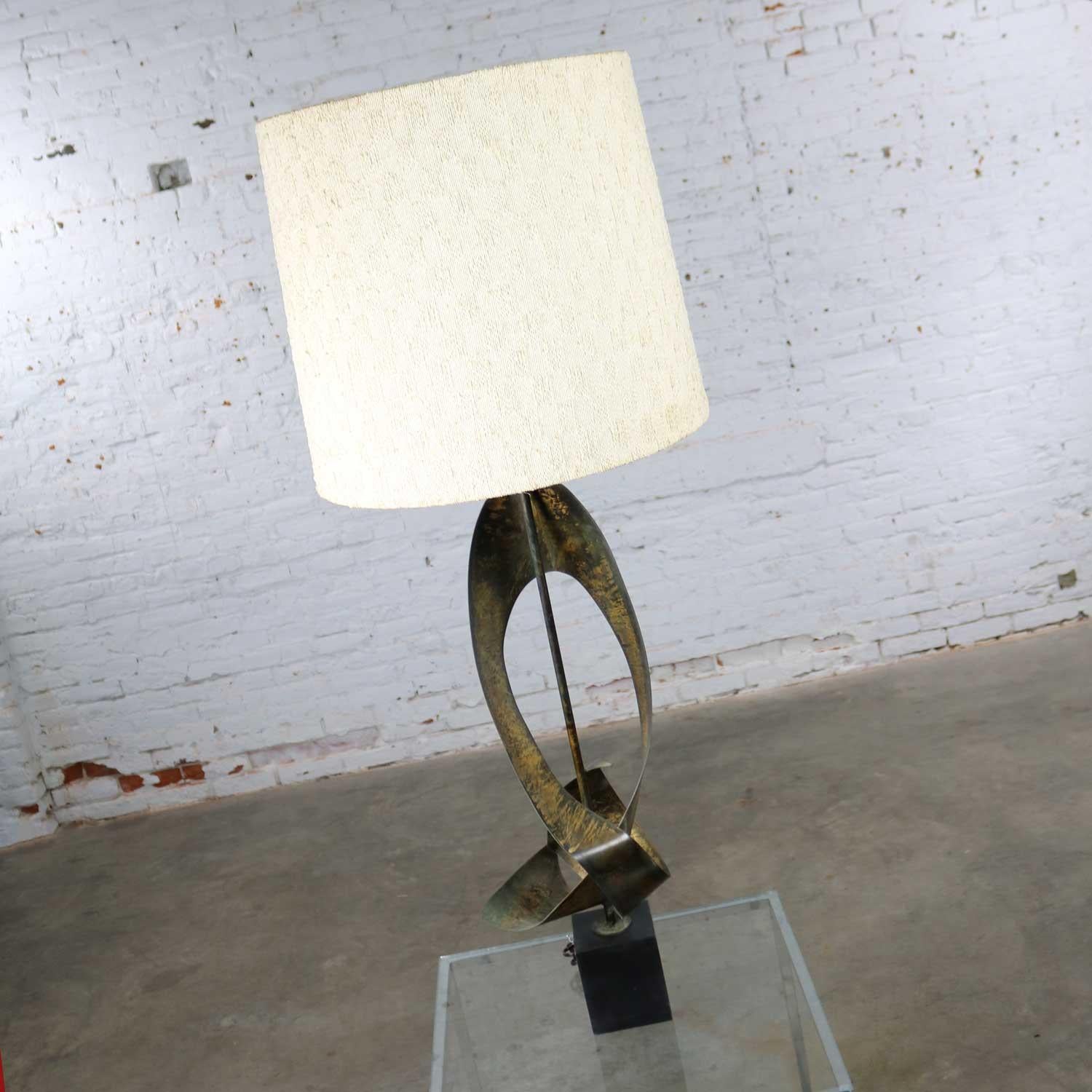 Awesome monumental metal mid-century modern brutalist table lamp by the Laurel Lamp Company. It is in wonderful vintage condition. It has been completely rewired and has a new socket. We have also restored the paint on the square base and harp. The