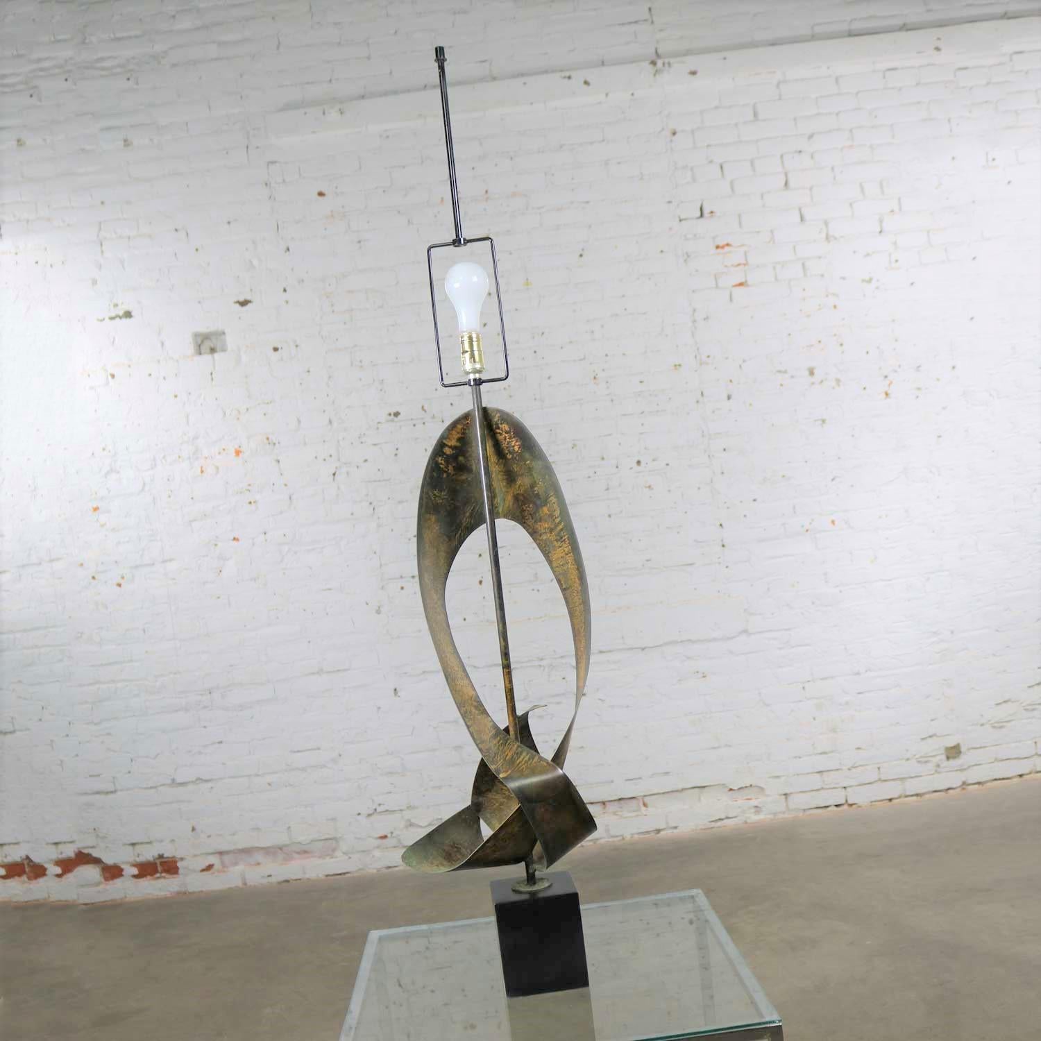 Monumental Laurel Lamp Co. Metal Brutalist Table Lamp In Good Condition In Topeka, KS