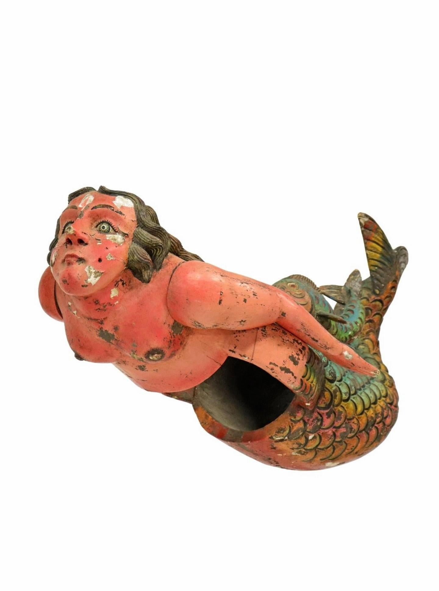 Eine prächtige, lebensgroße, handgeschnitzte und bemalte mexikanische Volkstanzmaske in Form einer Meerjungfrau aus dem frühen 20. Jahrhundert, die wahrscheinlich aus Guerrero, Mexiko, stammt.

Mit einer großen nackten weiblichen Form, exquisit