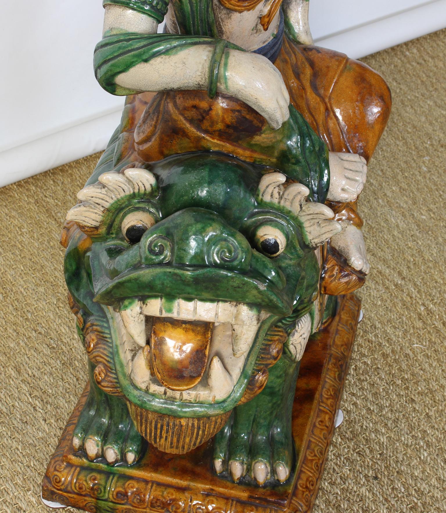 Monumentale glasierte Keramik aus der Mitte des 20. Jahrhunderts: Quan Yin rittlings auf einem Foo-Hund 6