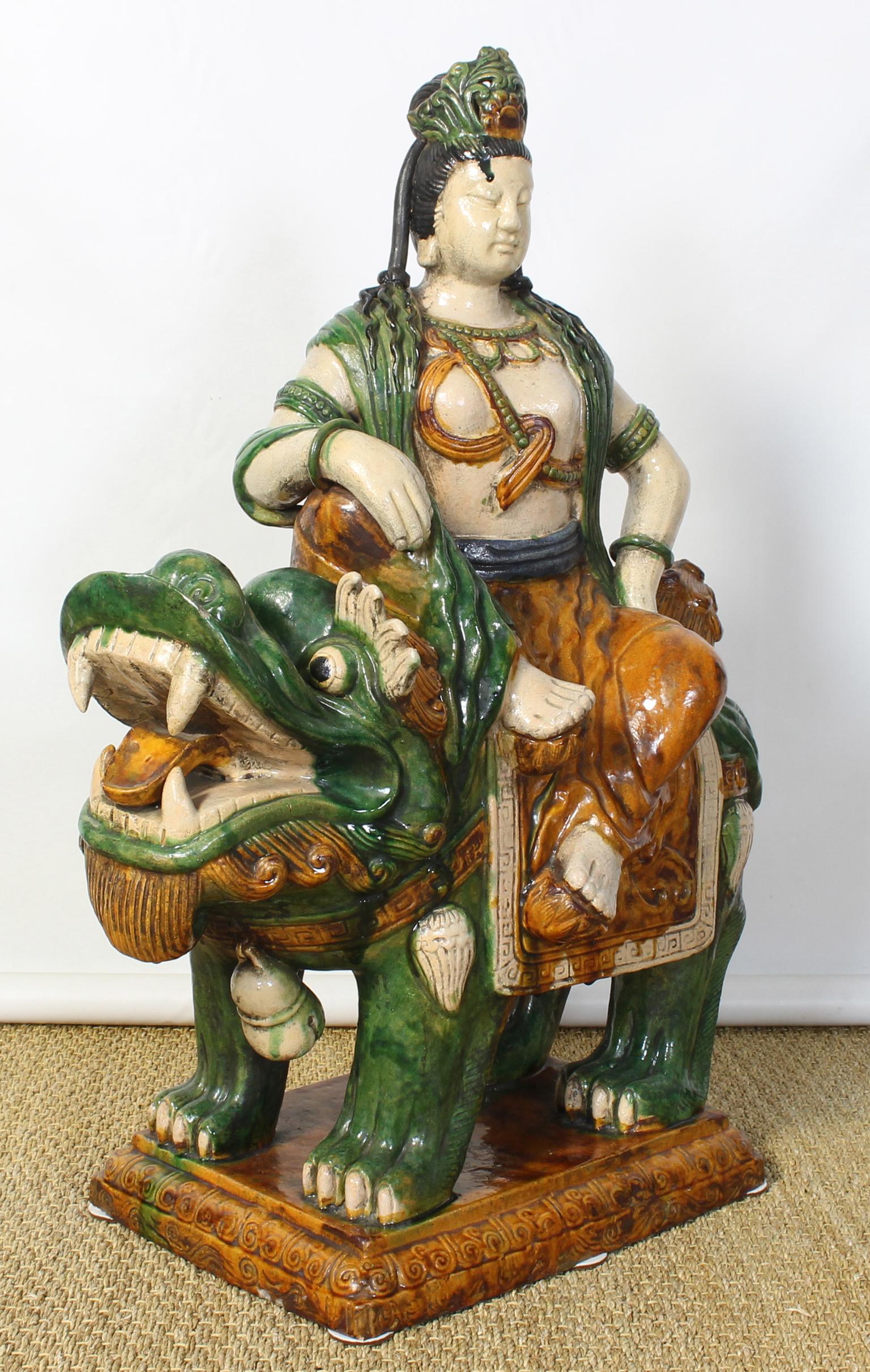 Monumentale glasierte Keramik aus der Mitte des 20. Jahrhunderts: Quan Yin rittlings auf einem Foo-Hund (Chinesisch)