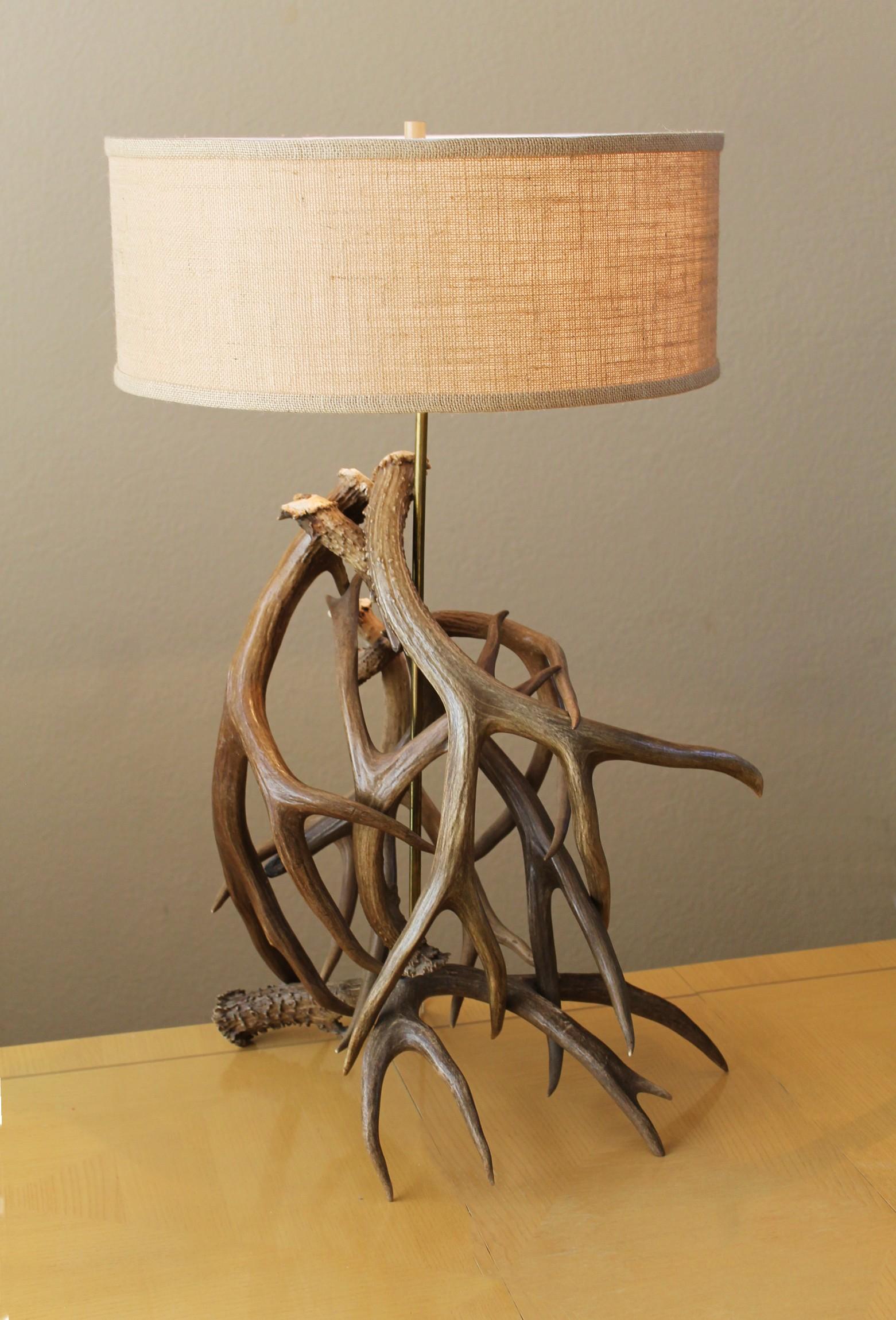 Arts and Crafts Monumentale lampe de table en bois de cerf du milieu du siècle ! Décoration rustique de designers Arts Crafts en vente