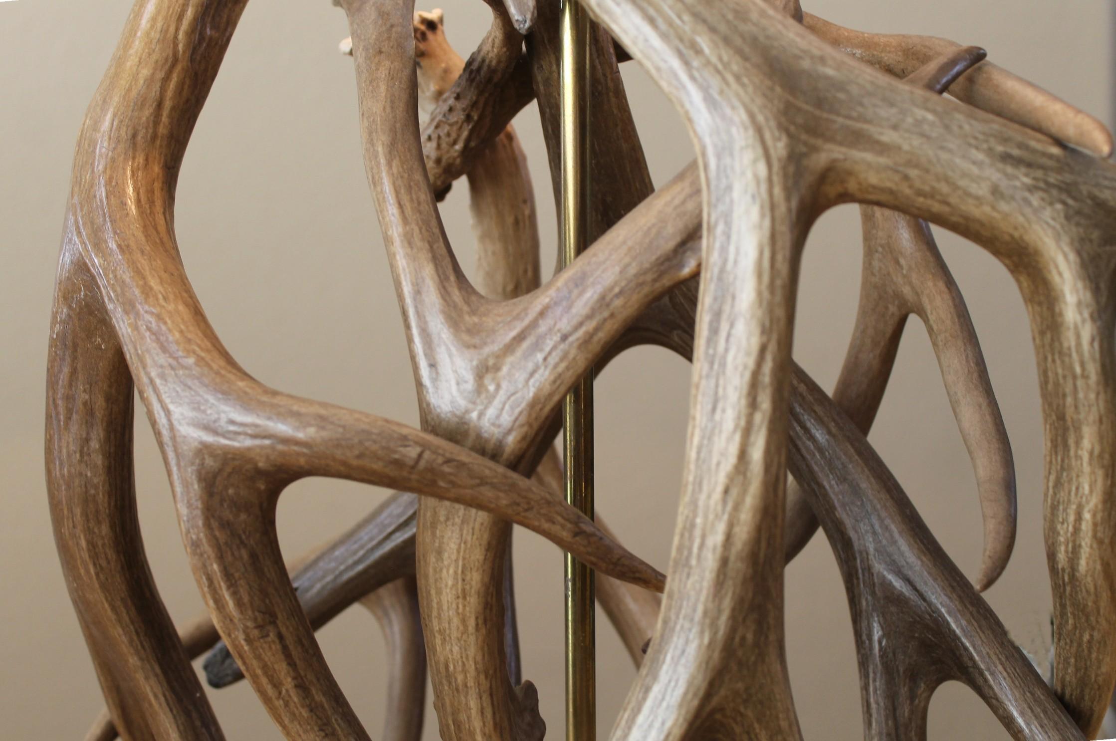 Fait main Monumentale lampe de table en bois de cerf du milieu du siècle ! Décoration rustique de designers Arts Crafts en vente