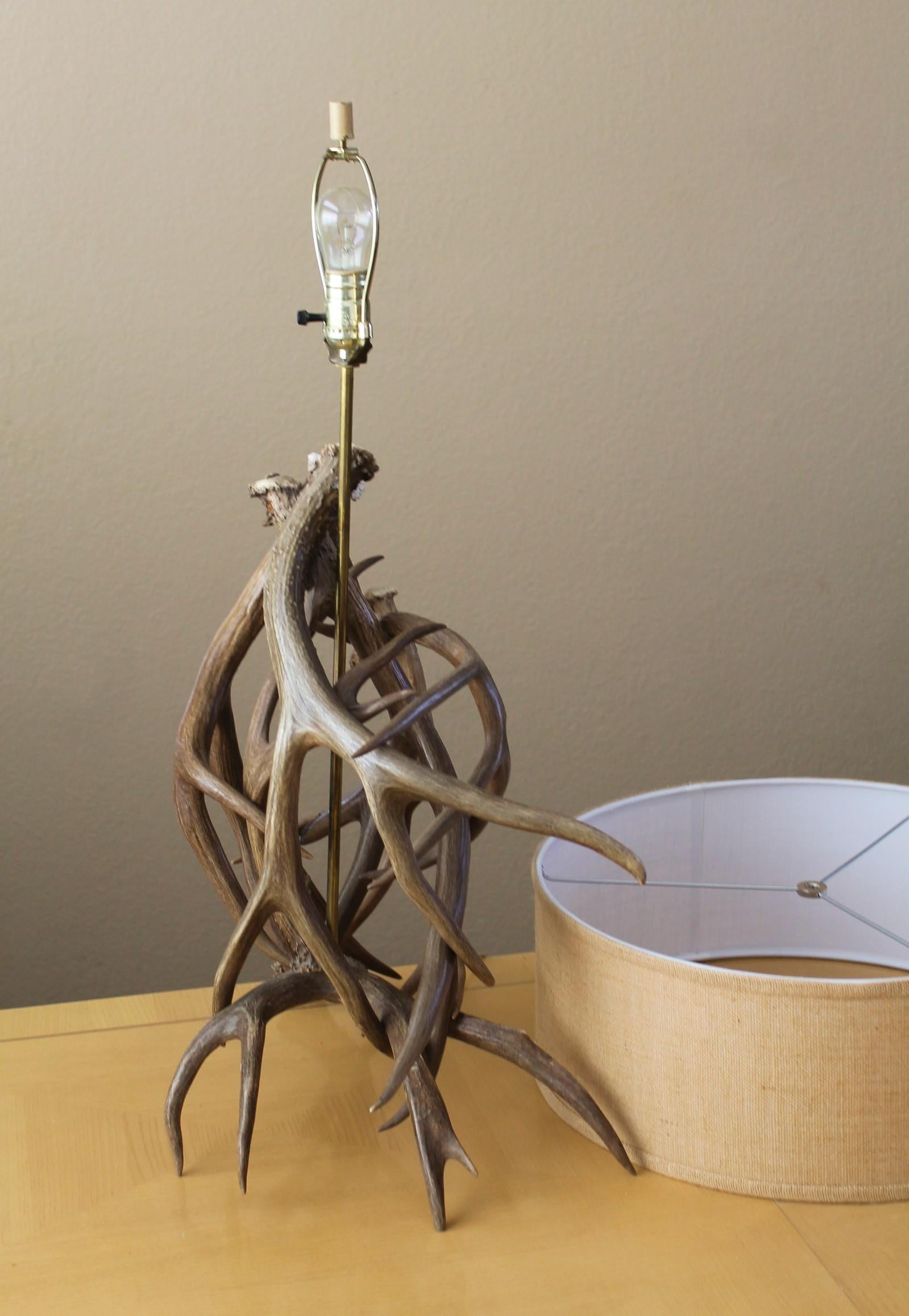 Monumentale lampe de table en bois de cerf du milieu du siècle ! Décoration rustique de designers Arts Crafts Bon état - En vente à Peoria, AZ