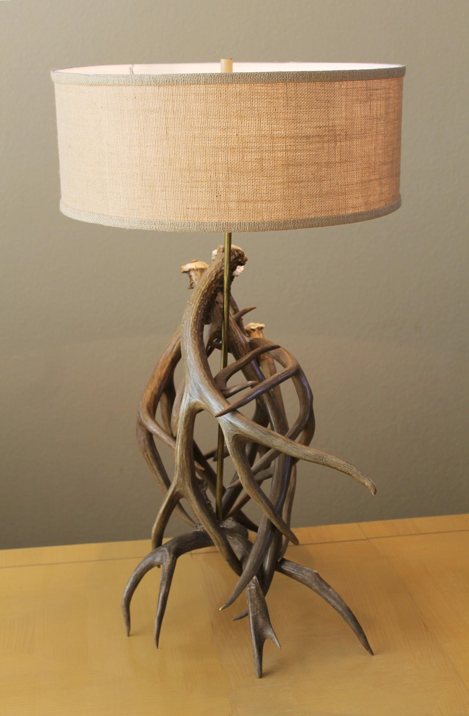 20ième siècle Monumentale lampe de table en bois de cerf du milieu du siècle ! Décoration rustique de designers Arts Crafts en vente