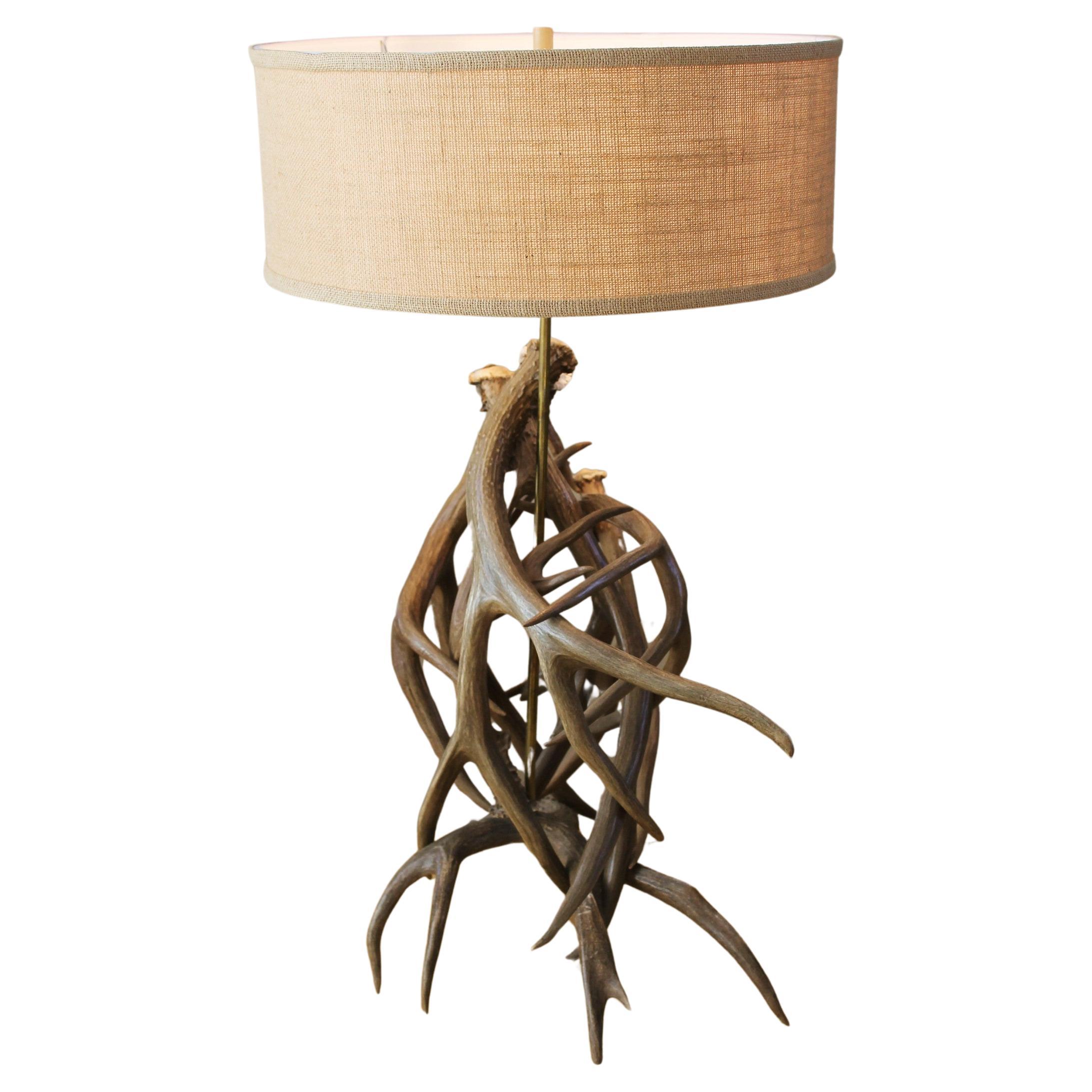 Monumentale lampe de table en bois de cerf du milieu du siècle ! Décoration rustique de designers Arts Crafts en vente
