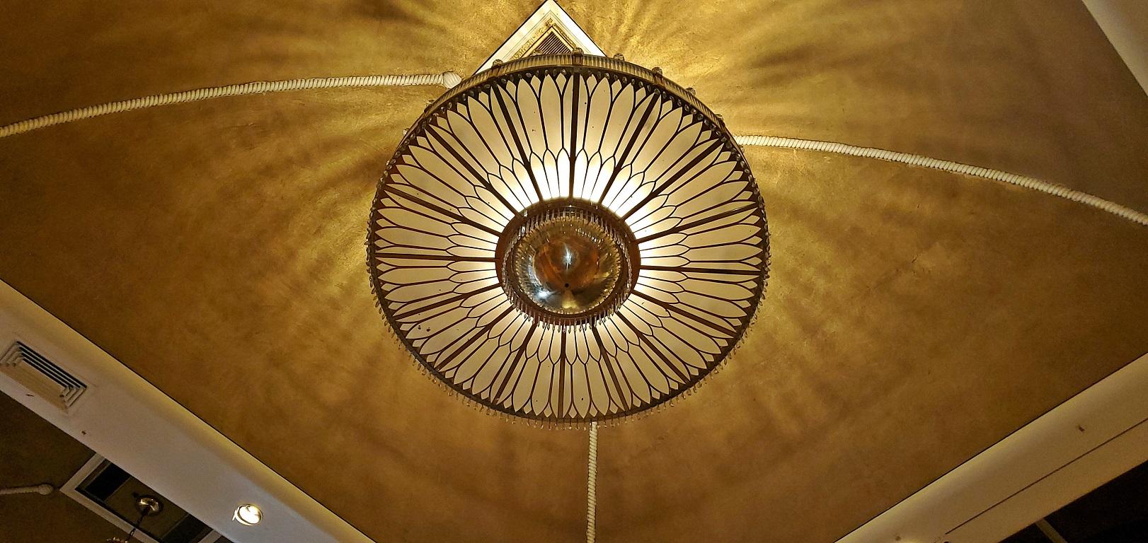 Lustre de salle de bal monumental de style Art Déco du milieu du siècle dernier avec provenance en vente 3
