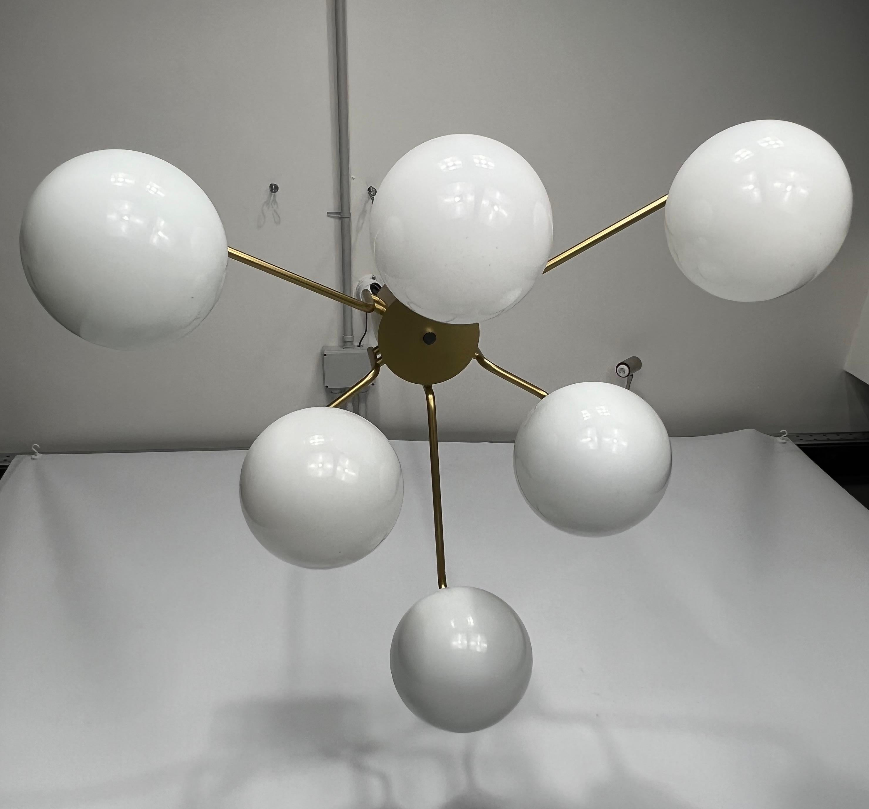 Monumental Mid-Century Brass and Milk Glass Ceiling Lamp by Reggiani, Italy 1970 In Good Condition For Sale In Catania, CT