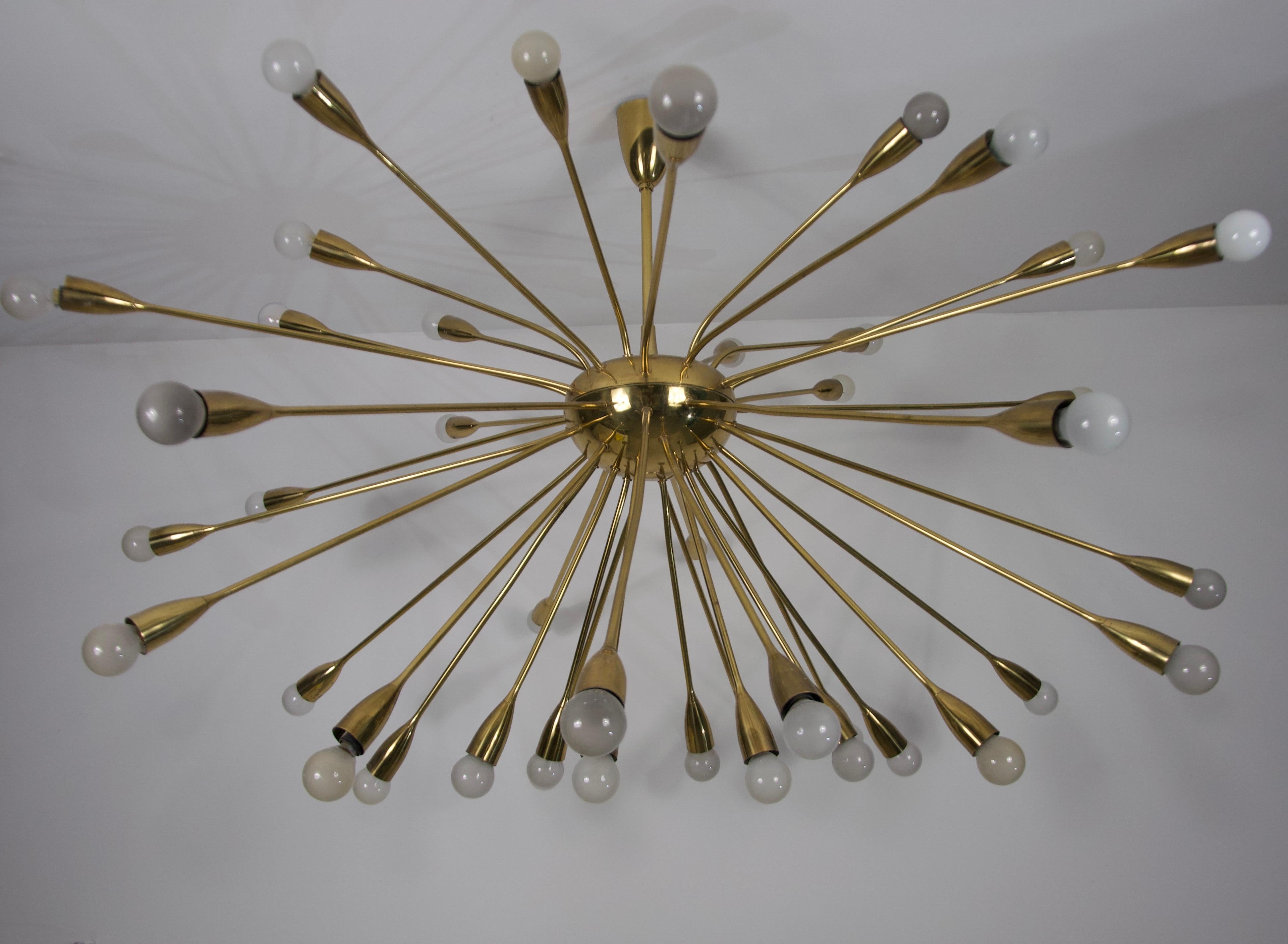 Mid-Century moderno Monumentale lampadario Sputnik in ottone di metà secolo, anni '50, Germania in vendita