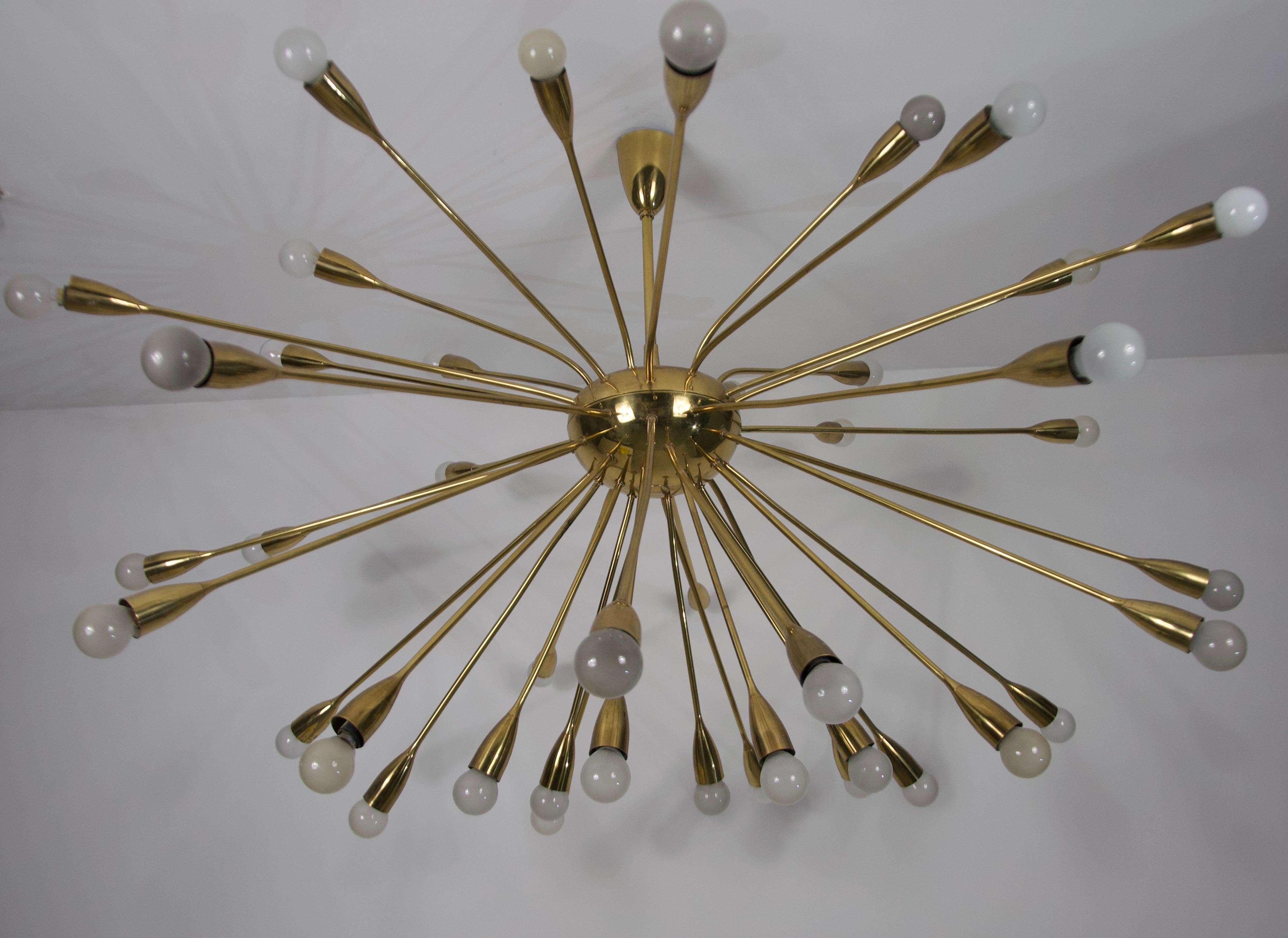 Tedesco Monumentale lampadario Sputnik in ottone di metà secolo, anni '50, Germania in vendita