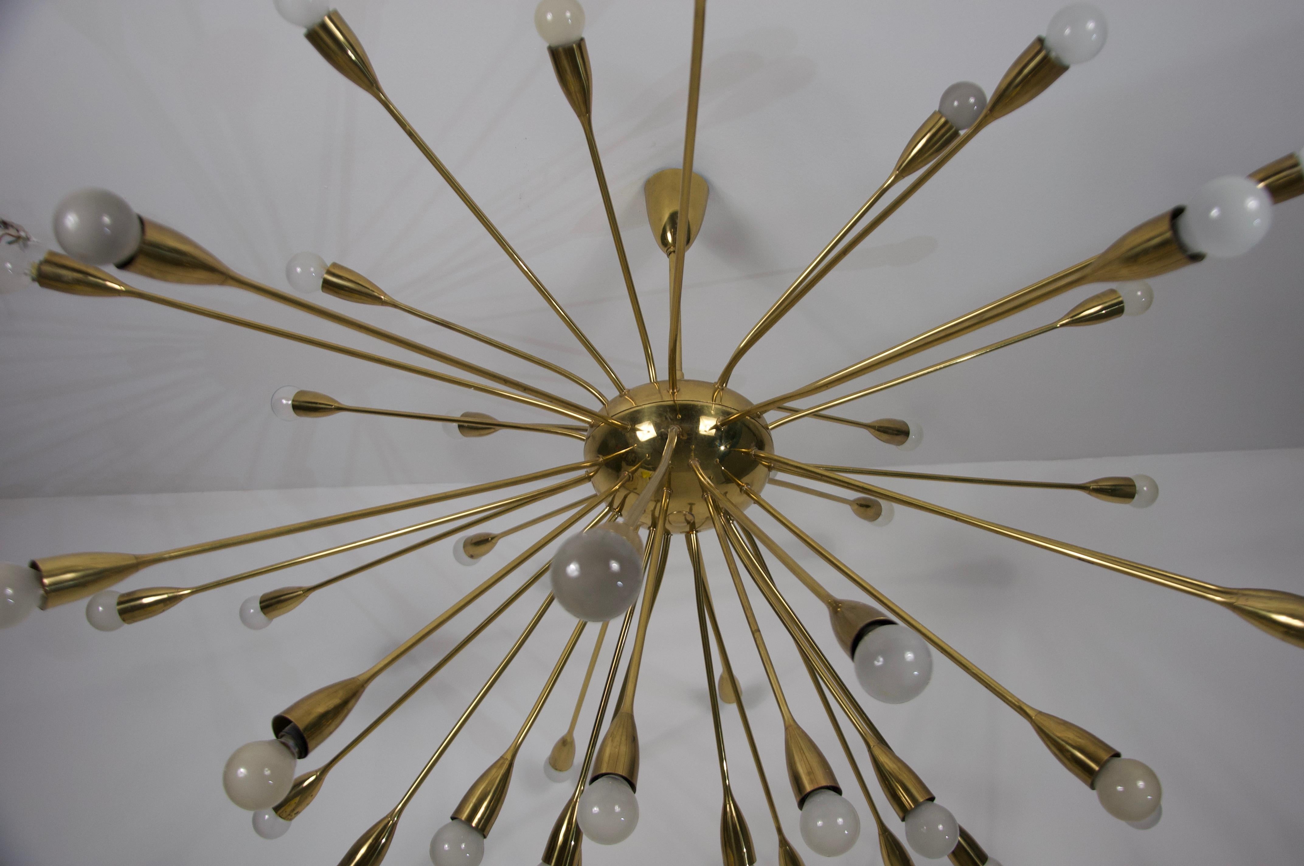 Monumentale lampadario Sputnik in ottone di metà secolo, anni '50, Germania In condizioni buone in vendita a Hagenbach, DE