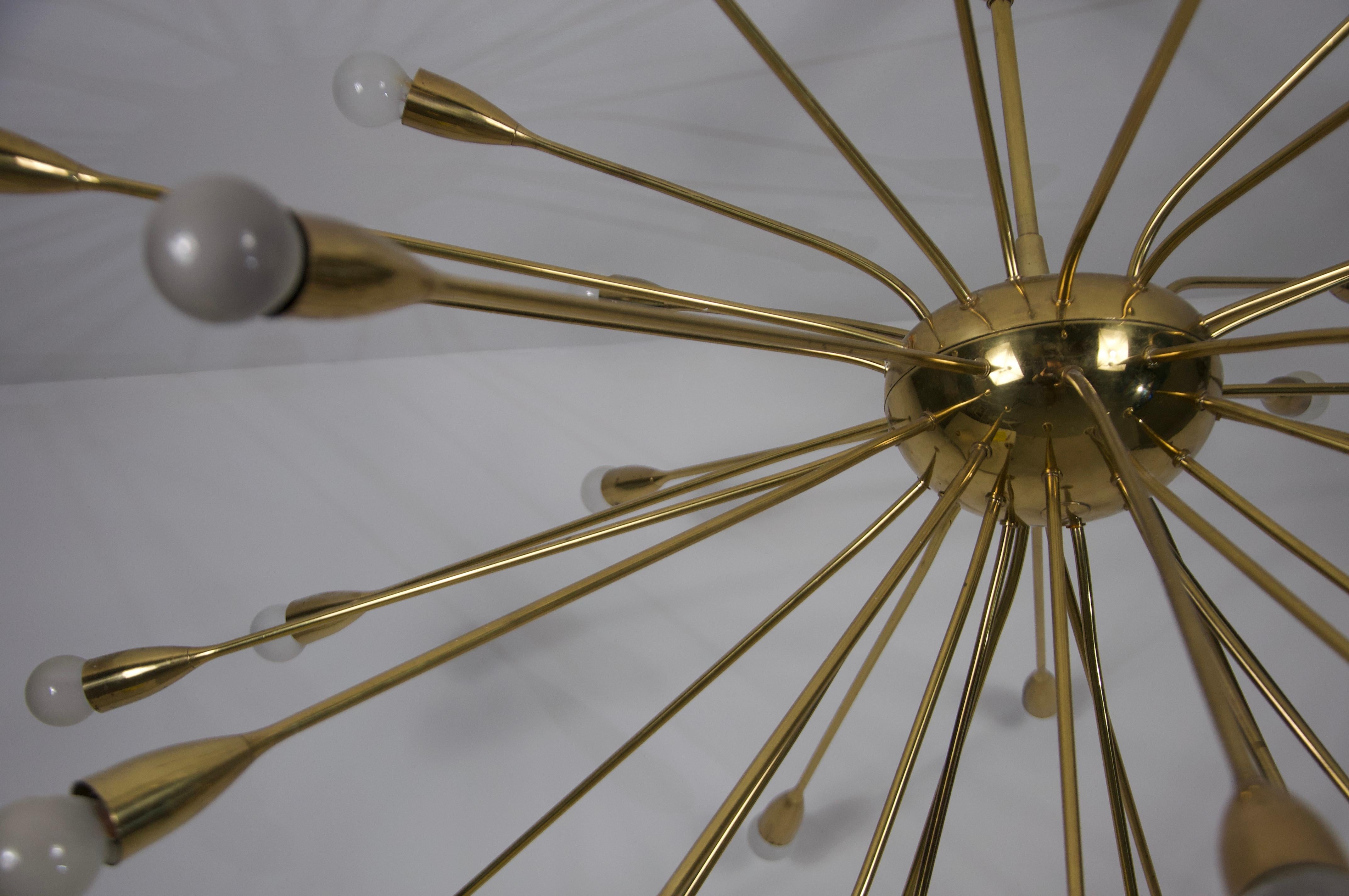 Metà XX secolo Monumentale lampadario Sputnik in ottone di metà secolo, anni '50, Germania in vendita