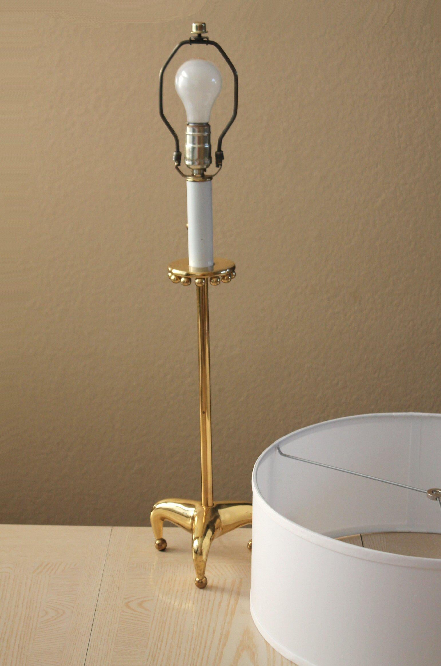 Monumentale Mid Century Messing Tripod Tischlampe! Dekorateur mit Klauenfuß von Stiffel  im Angebot 2