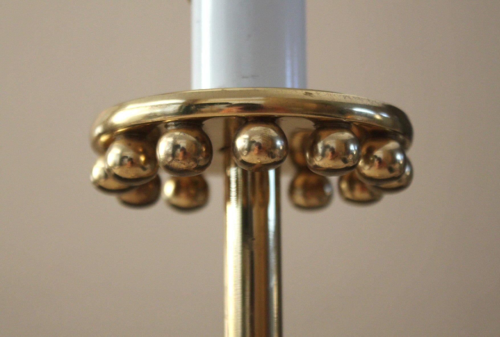 Monumentale Mid Century Messing Tripod Tischlampe! Dekorateur mit Klauenfuß von Stiffel  (Handgefertigt) im Angebot