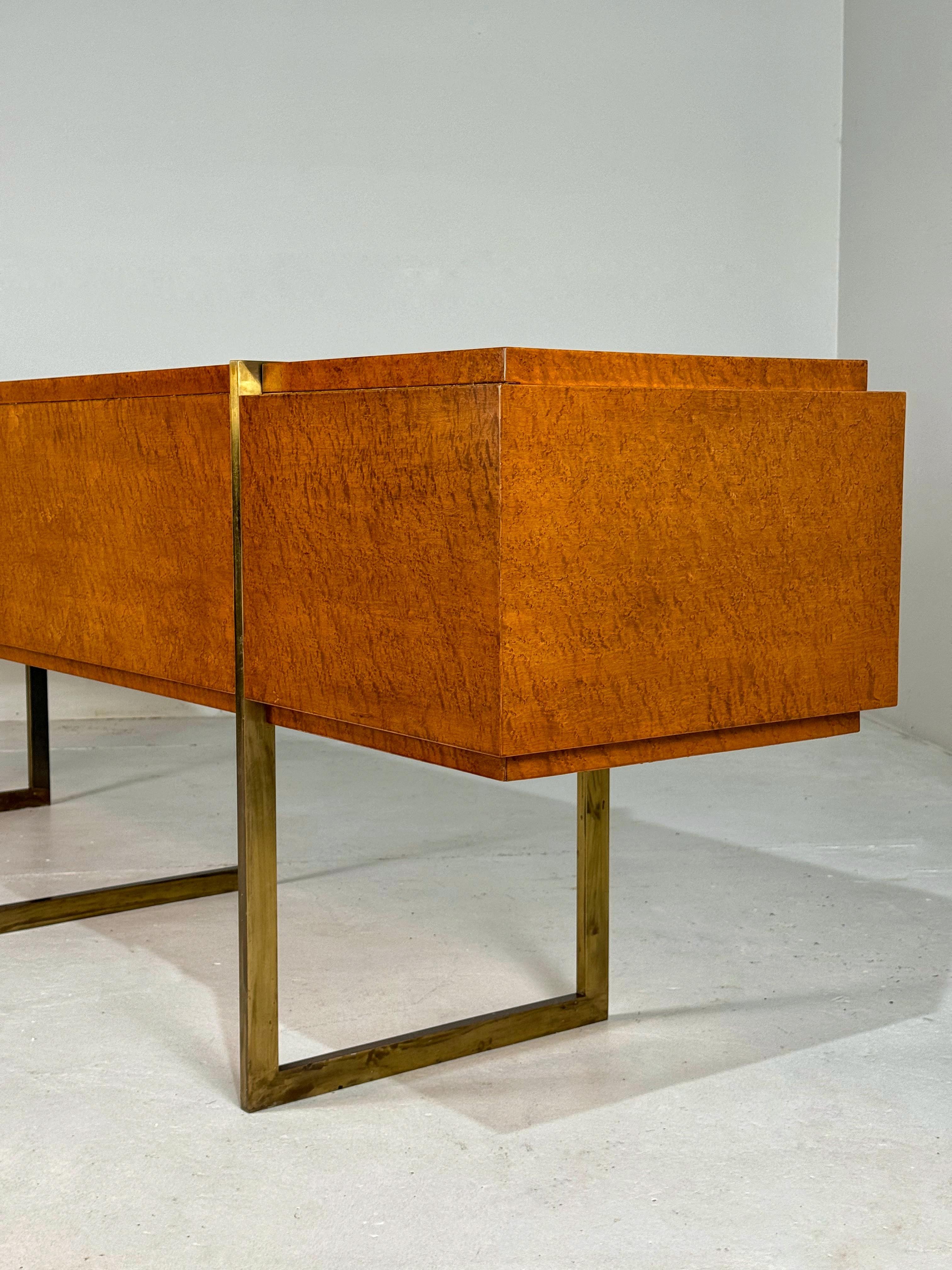 Monumental Mid-Century Burlwood and Brass Sideboard In Excellent Condition For Sale In Sint-Niklaas, VOV