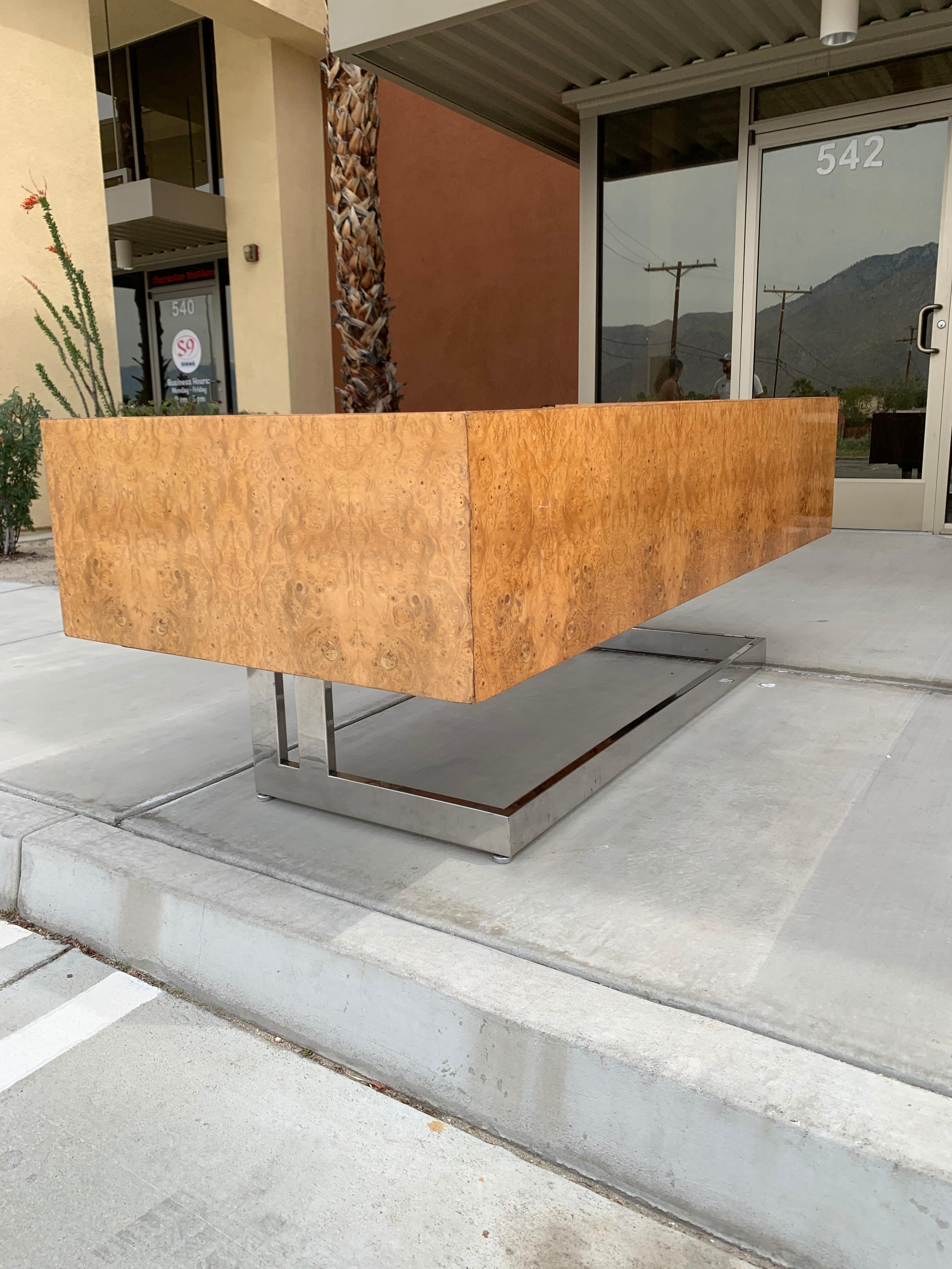 Monumental Midcentury Cantilevered Burl Wood Desk In Good Condition In Los Angeles, CA