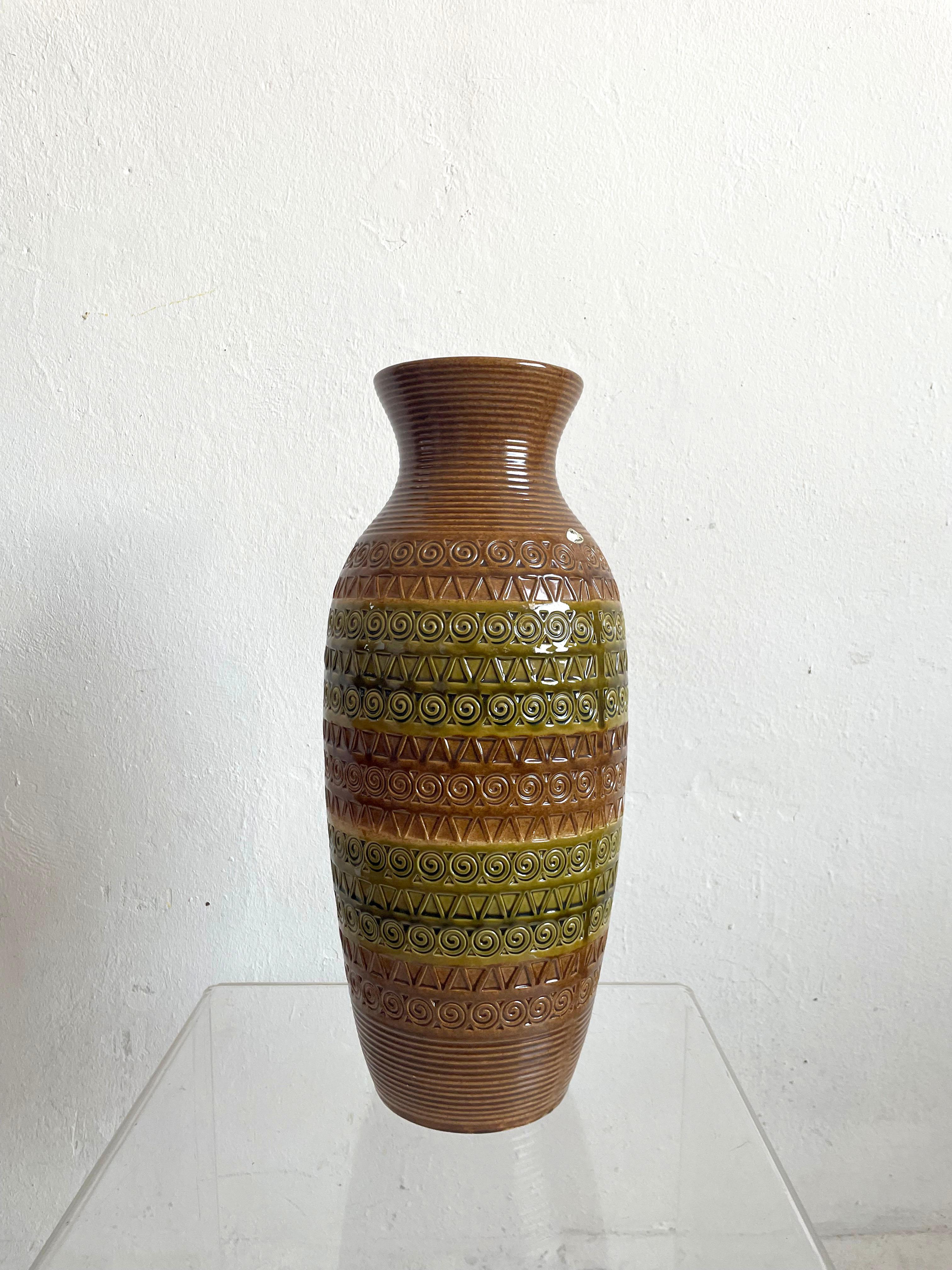 Very large mid-century glazed German pottery floor vase with beautiful incised decoration in the style of Bitossi

Manufactured in Germany (Scheurich Keramik)

Marked at the bottom 1142/50

50.5 cm in height and 4.20 kg in weight

The vase