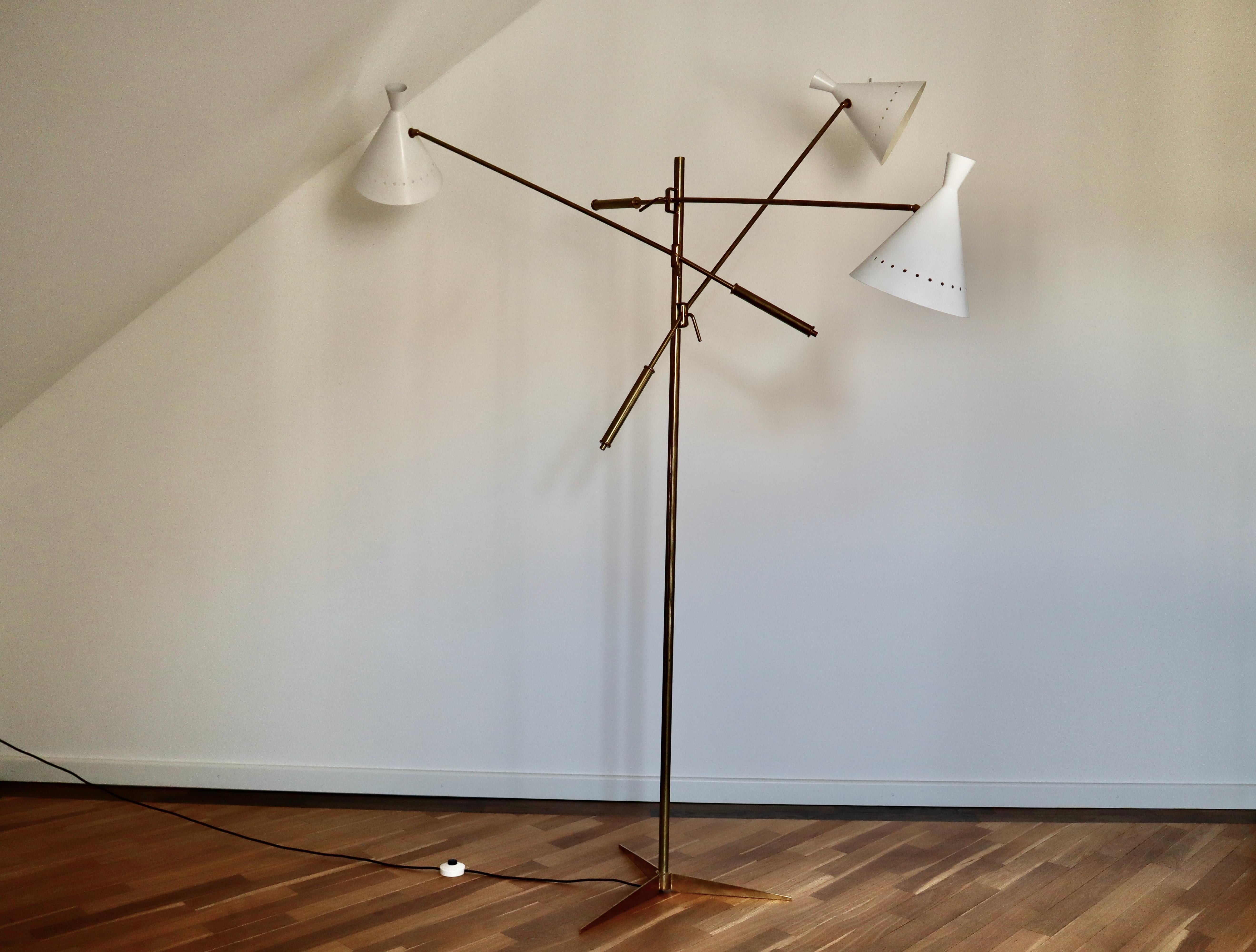 1950s Italian Mid Century Modern solid brass floor lamp. This lamp is potentially attributable to Alfred Lelli for Arredoluce and invokes the style of the era including Oscar Torlasco, Gio Ponti and Jean Royère. With a height over 6 feet and