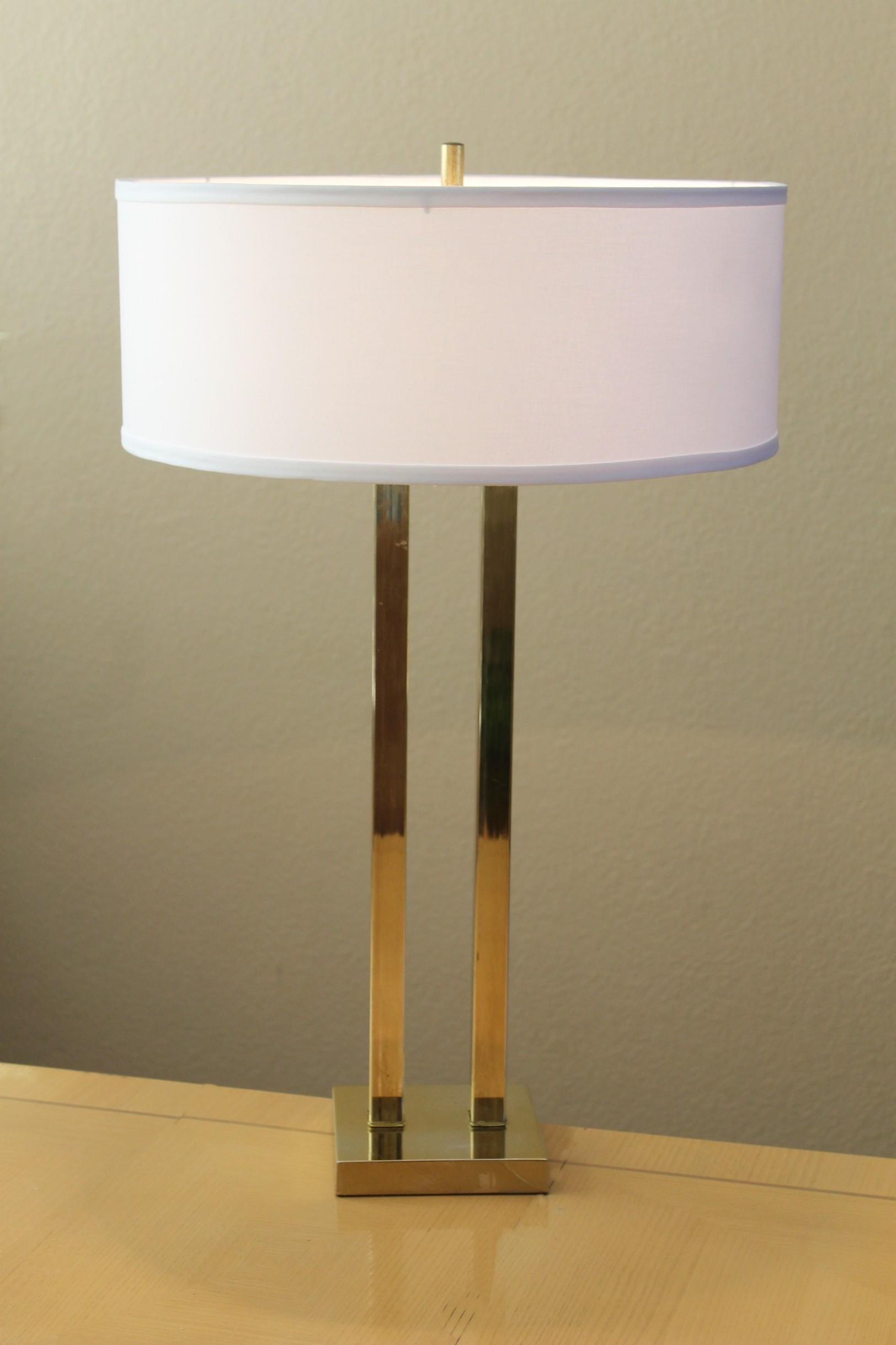 Gorgeous!

Elegant Laurel Lamp
Mid Century Modern
Brushed Brass Metal

Incredibly Clean Design!

Attributed to Richard Barr

This is a marvelous Laurel Table Lamp with double metal pillars in brushed brass. This lamp and its clean lines and refined