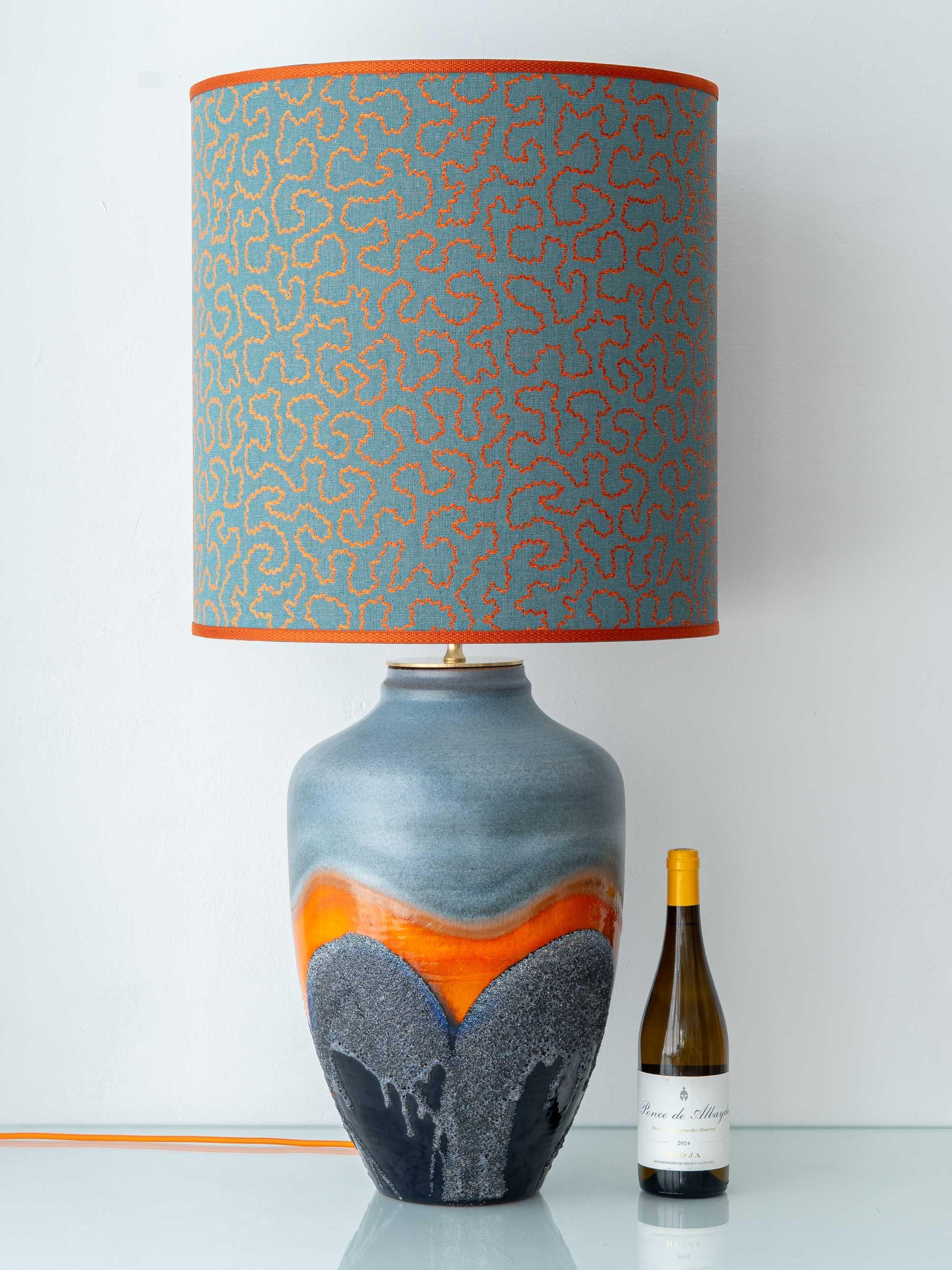 Questa lampada da tavolo scultorea di Studio A è stata realizzata a mano a partire da un vaso da terra originale di Carstens Tönnieshof, uno dei più apprezzati produttori di ceramica del dopoguerra.

La base del vaso cattura il dramma vulcanico che