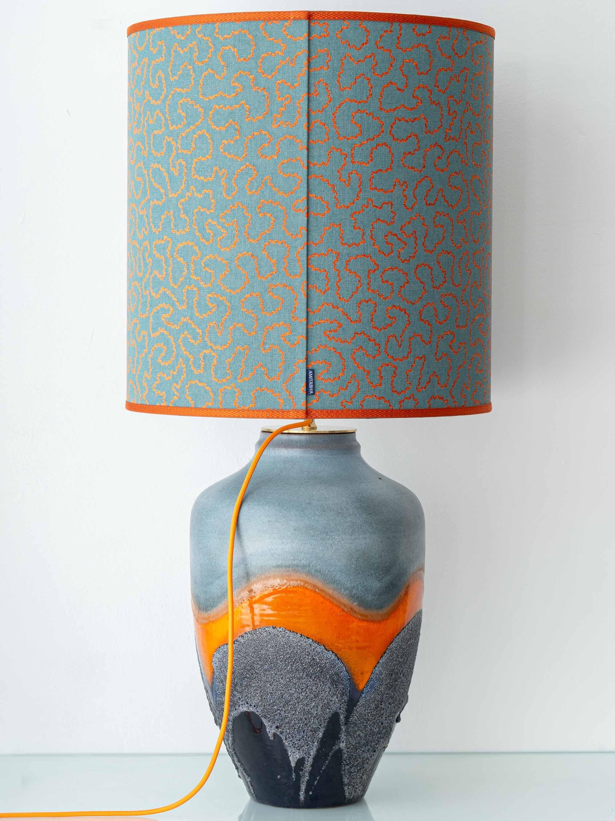 Mid-Century moderno Monumentale lampada da tavolo in ceramica con smalto lavico di Carstens Tönnieshof, di metà secolo. in vendita