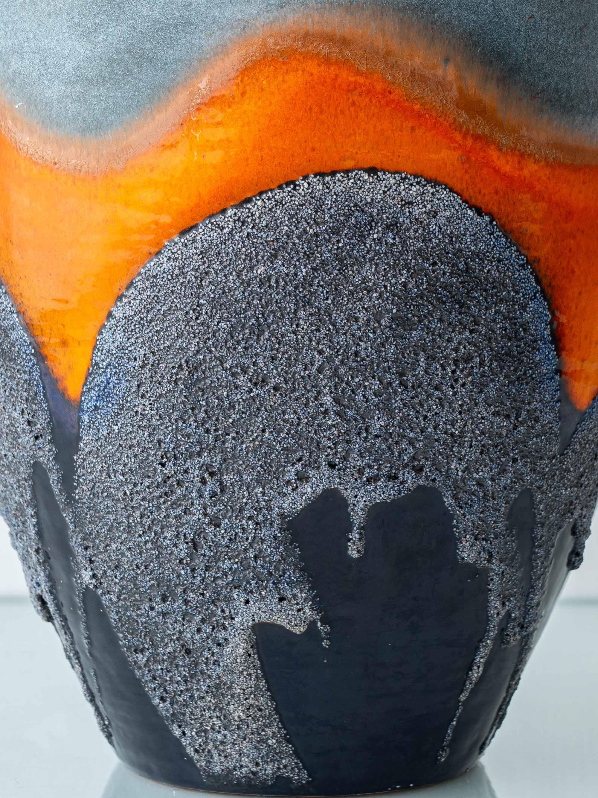 Smaltato Monumentale lampada da tavolo in ceramica con smalto lavico di Carstens Tönnieshof, di metà secolo. in vendita