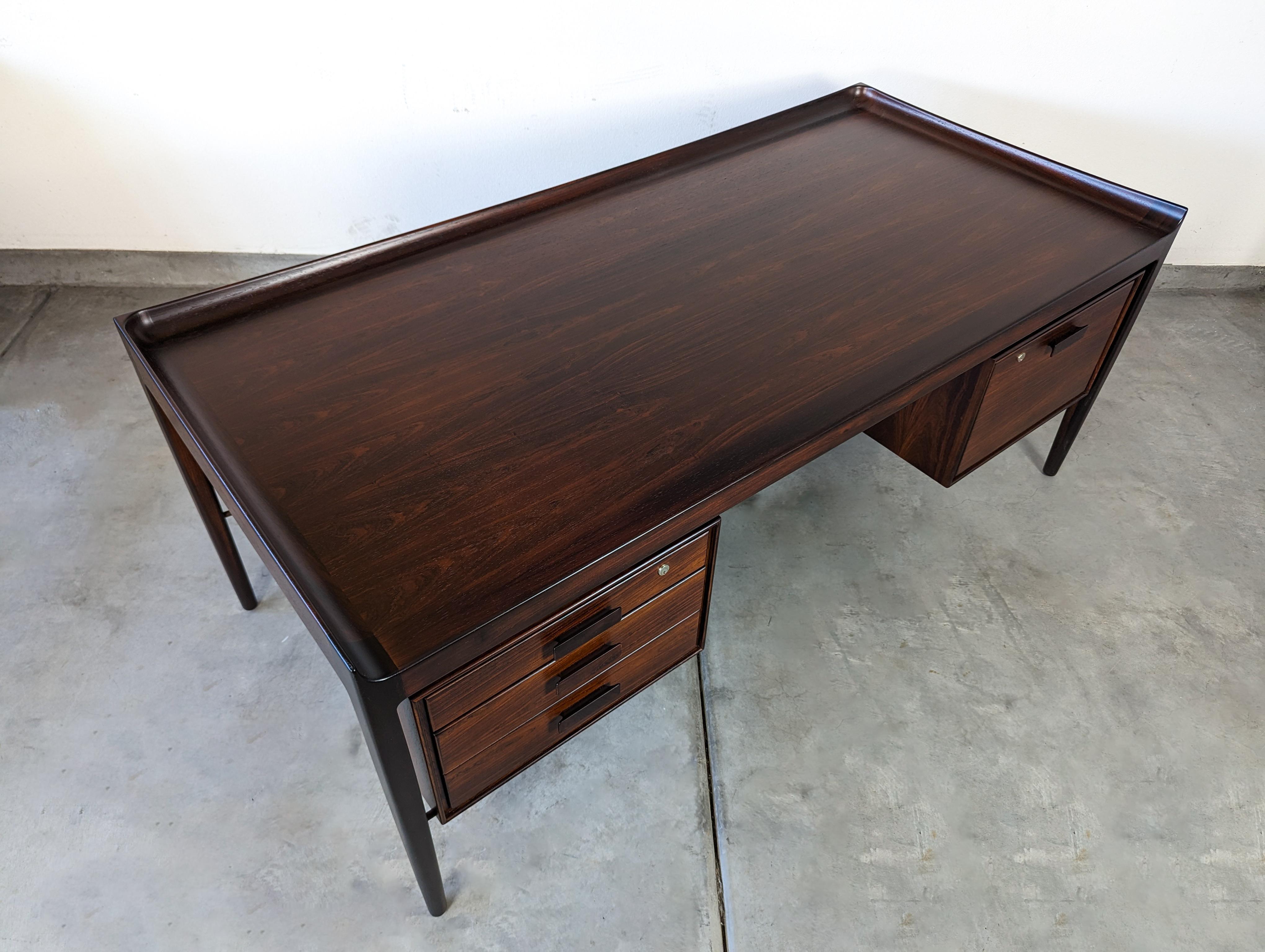 Monumental Mid Century Modern Executive Rosewood Scandinavian Desk, c1960s For Sale 6