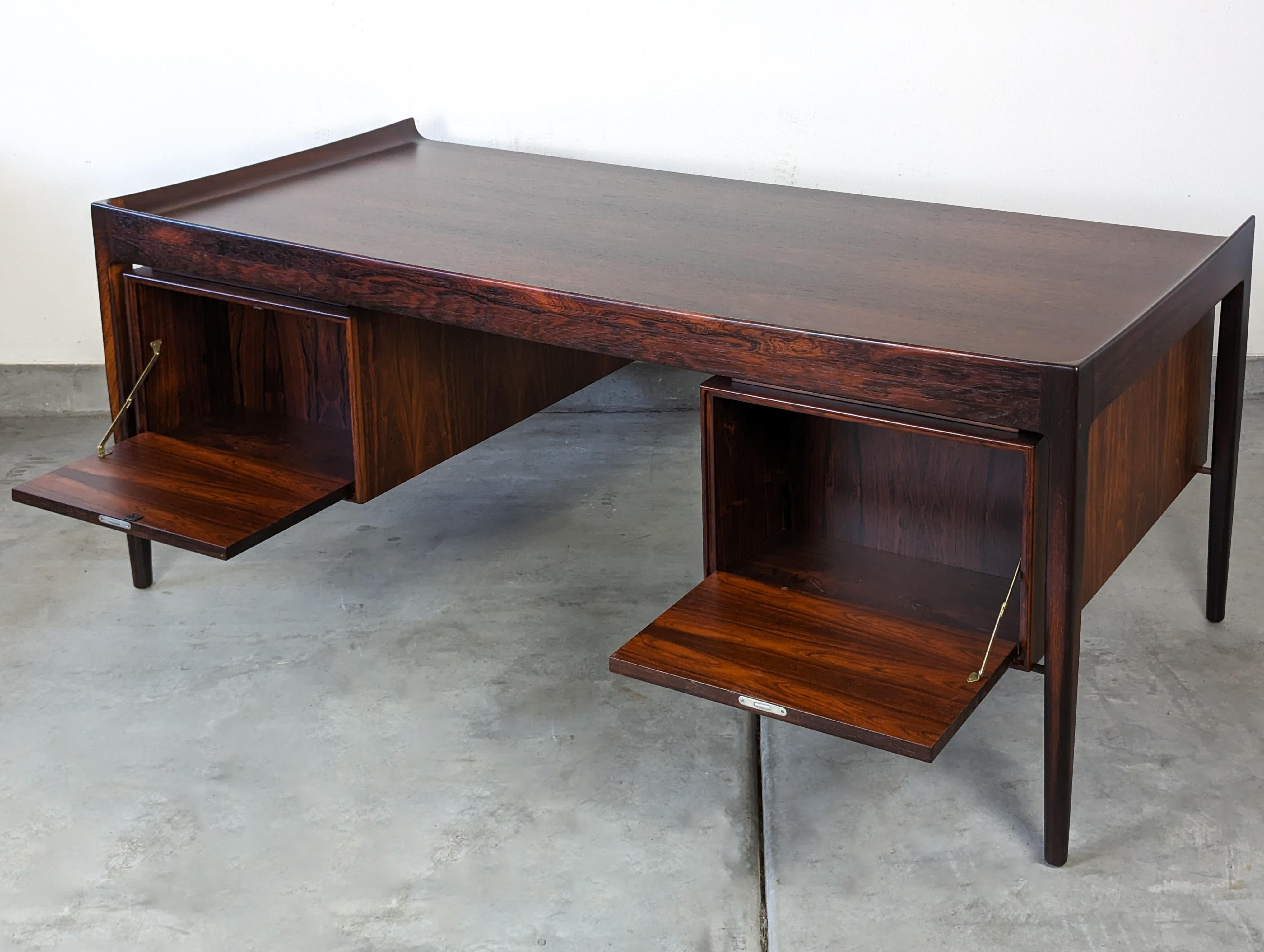 Monumental Mid Century Modern Executive Rosewood Scandinavian Desk, c1960s For Sale 2