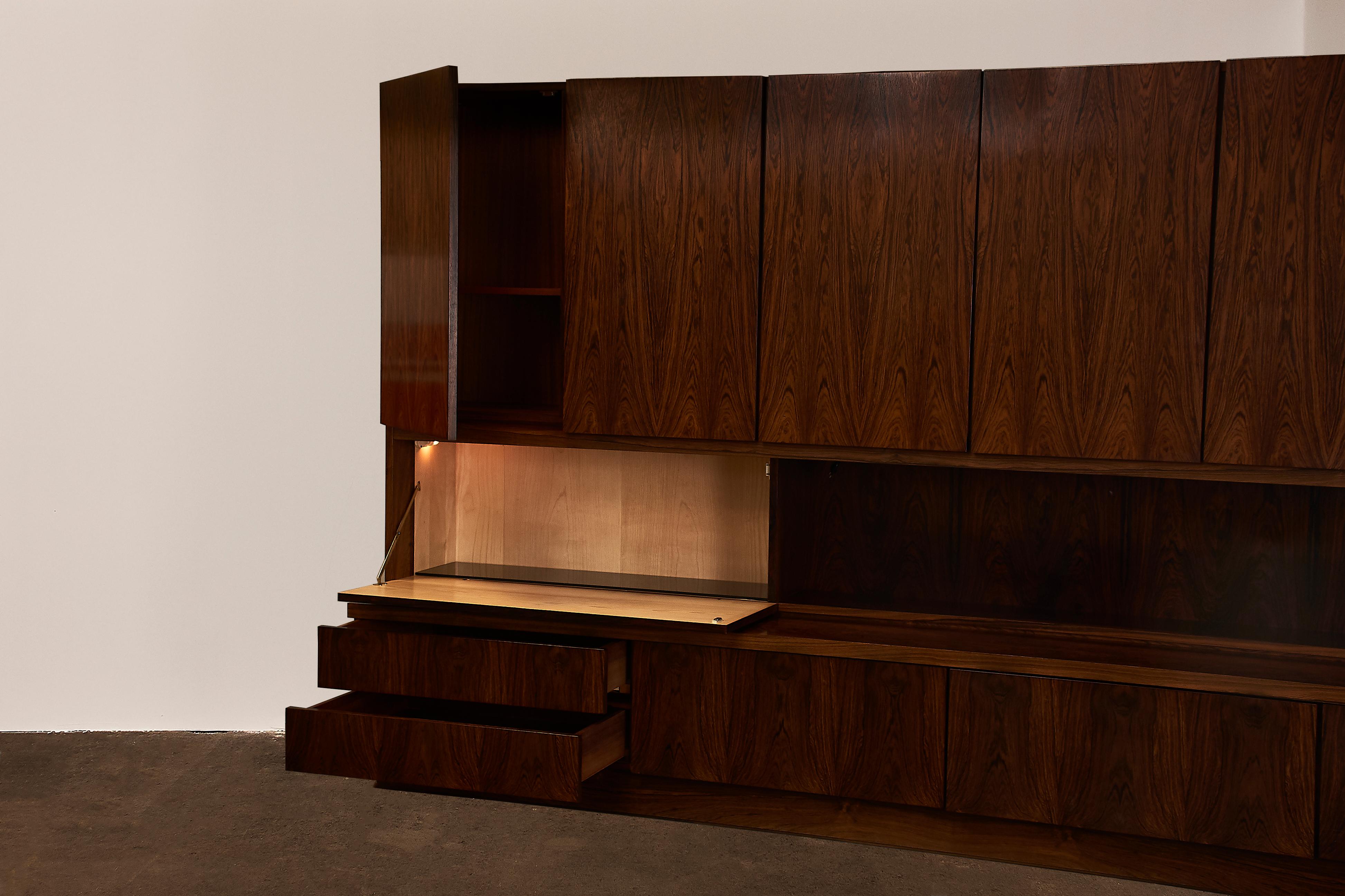 Monumental Mid-Century Crescendo Bookmatched Rosewood Bar Cabinet Wall Unit For Sale 4
