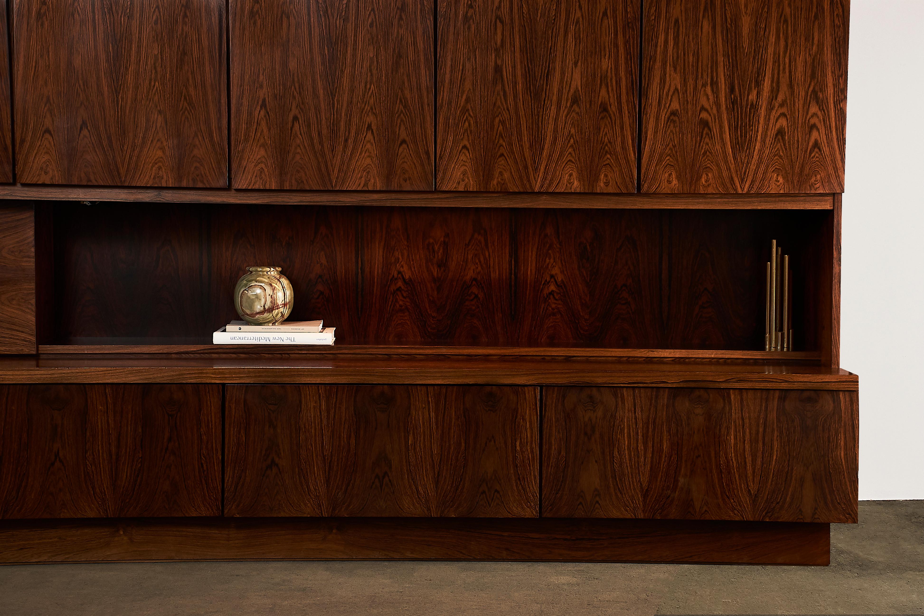 Monumental Mid-Century Crescendo Bookmatched Rosewood Bar Cabinet Wall Unit In Good Condition For Sale In Grand Cayman, KY