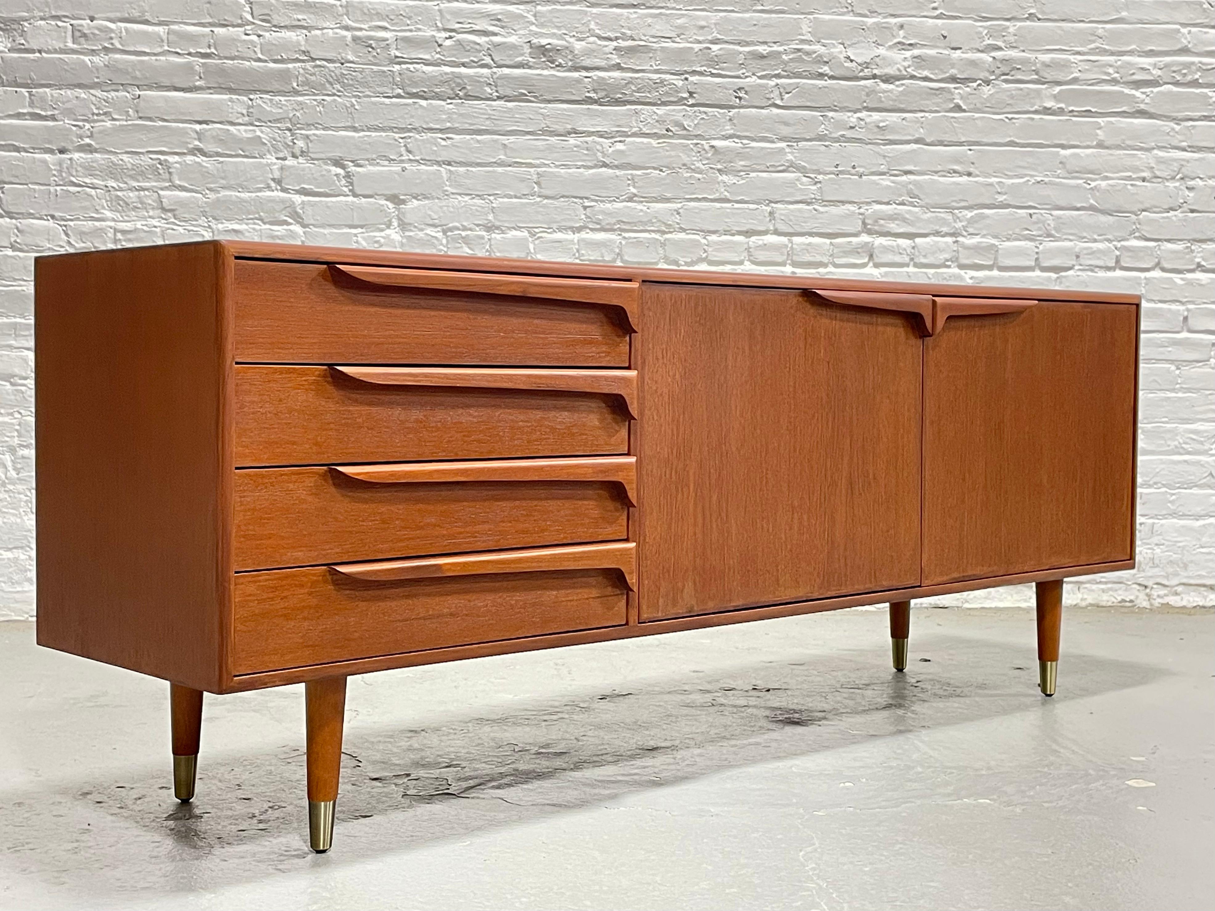 Supporto multimediale MONUMENTALE in stile Mid Century Modern in teak CREDENZA in vendita 4