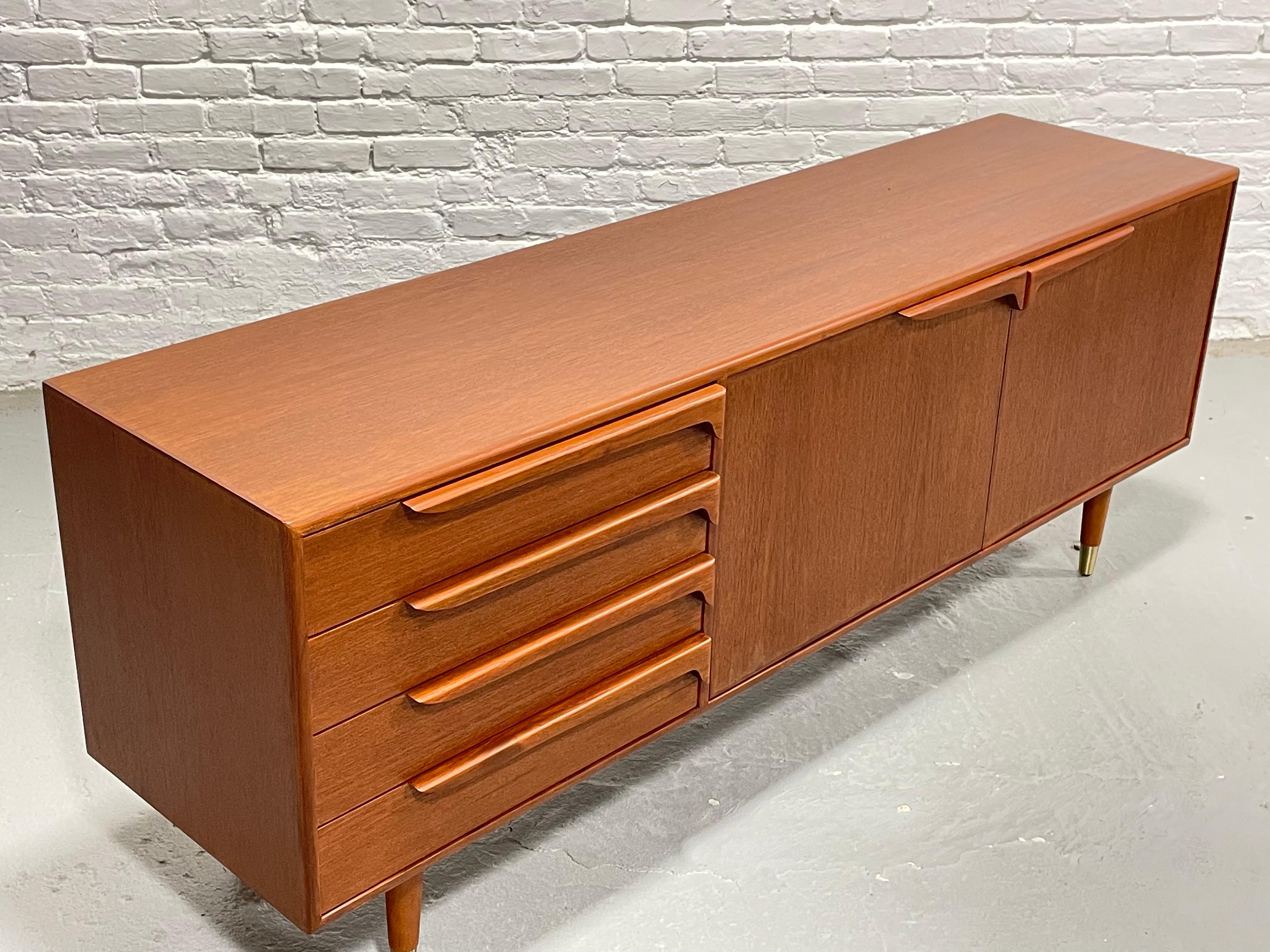 Supporto multimediale MONUMENTALE in stile Mid Century Modern in teak CREDENZA in vendita 5