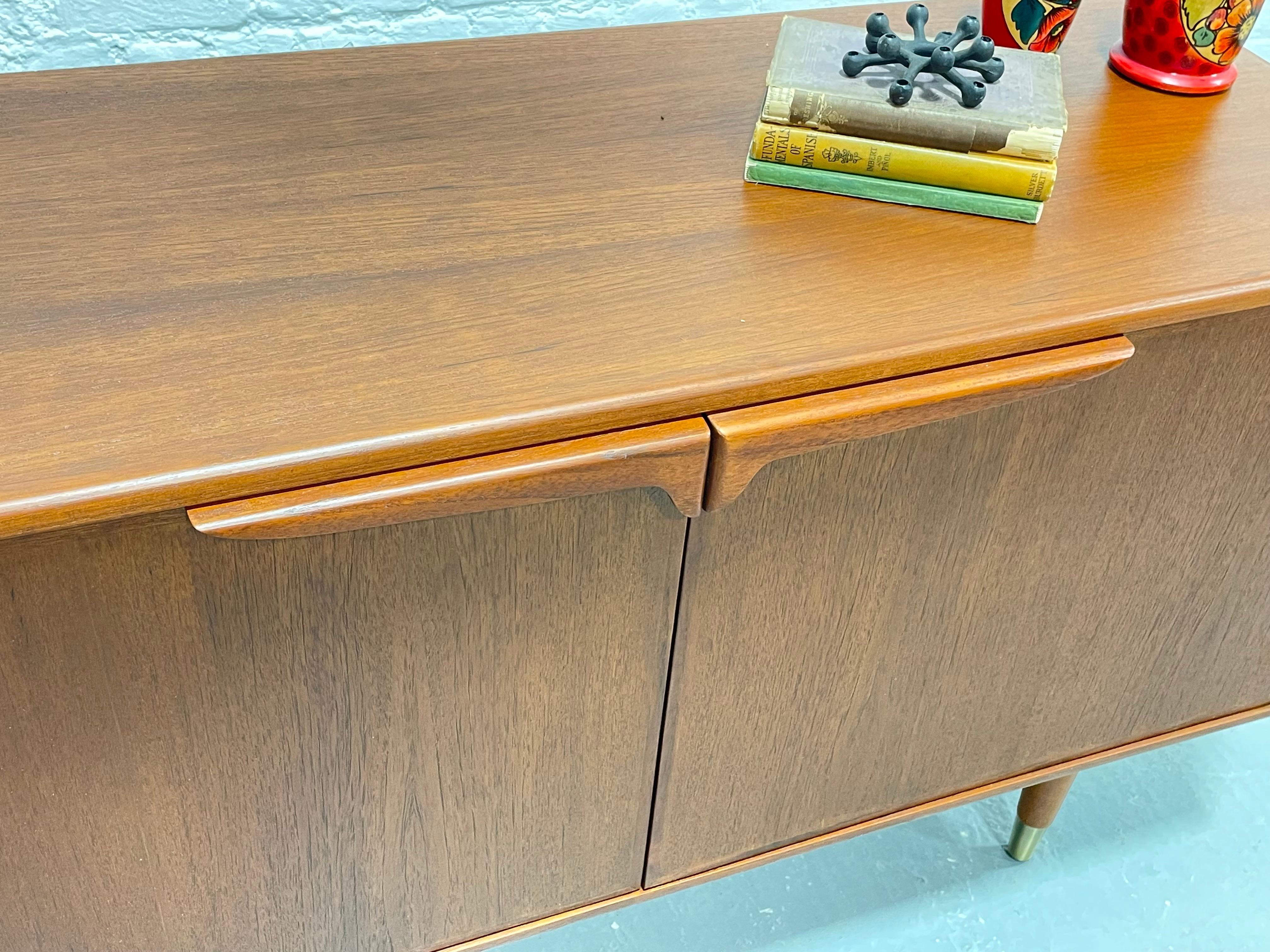 Supporto multimediale MONUMENTALE in stile Mid Century Modern in teak CREDENZA in vendita 6