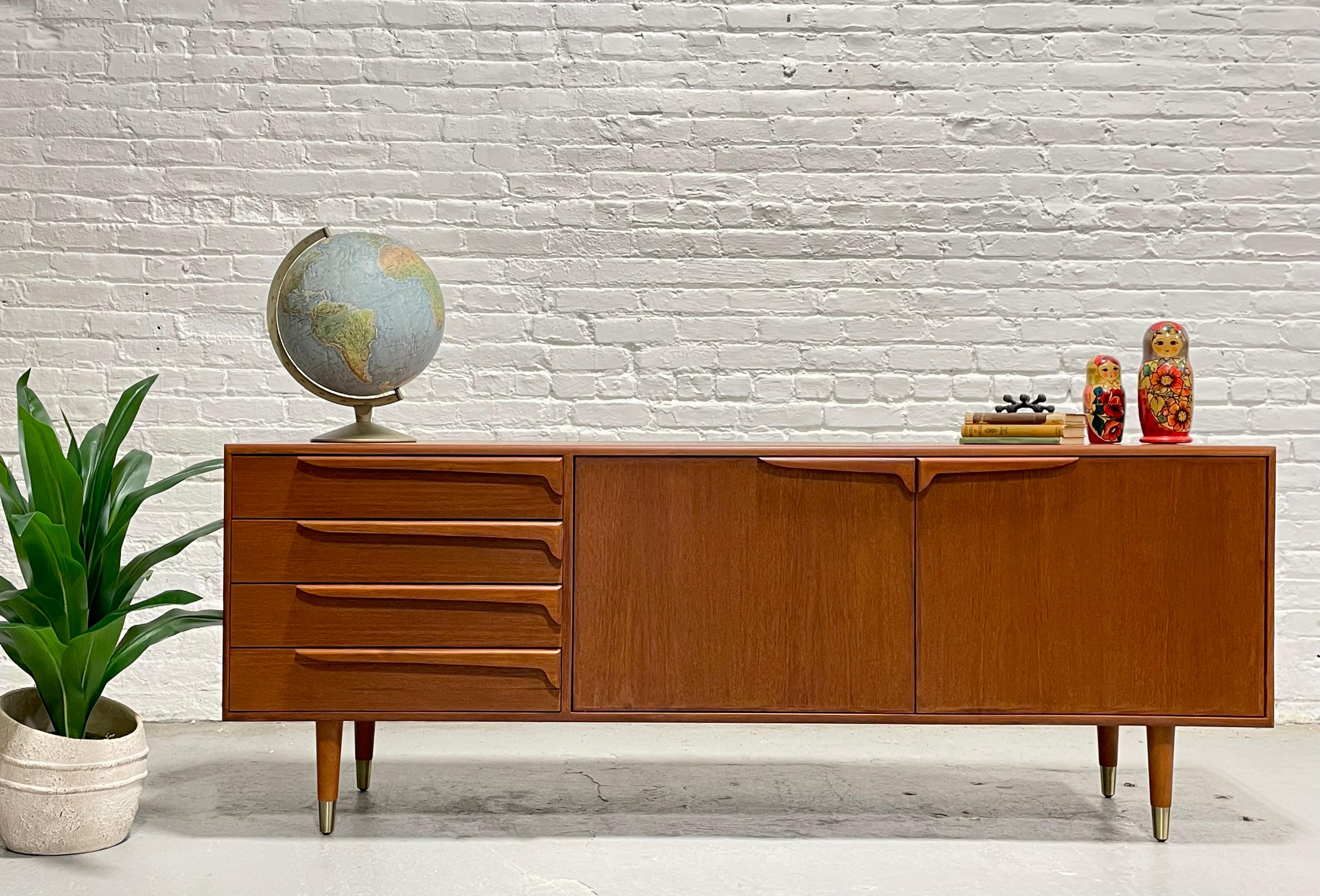Monumentale credenza/supporto multimediale in stile Mid Century Modern, realizzata a mano con legno di teak recuperato.  Una disposizione perfetta per un supporto multimediale: generosi scaffali (regolabili a tre altezze e rimovibili) per i