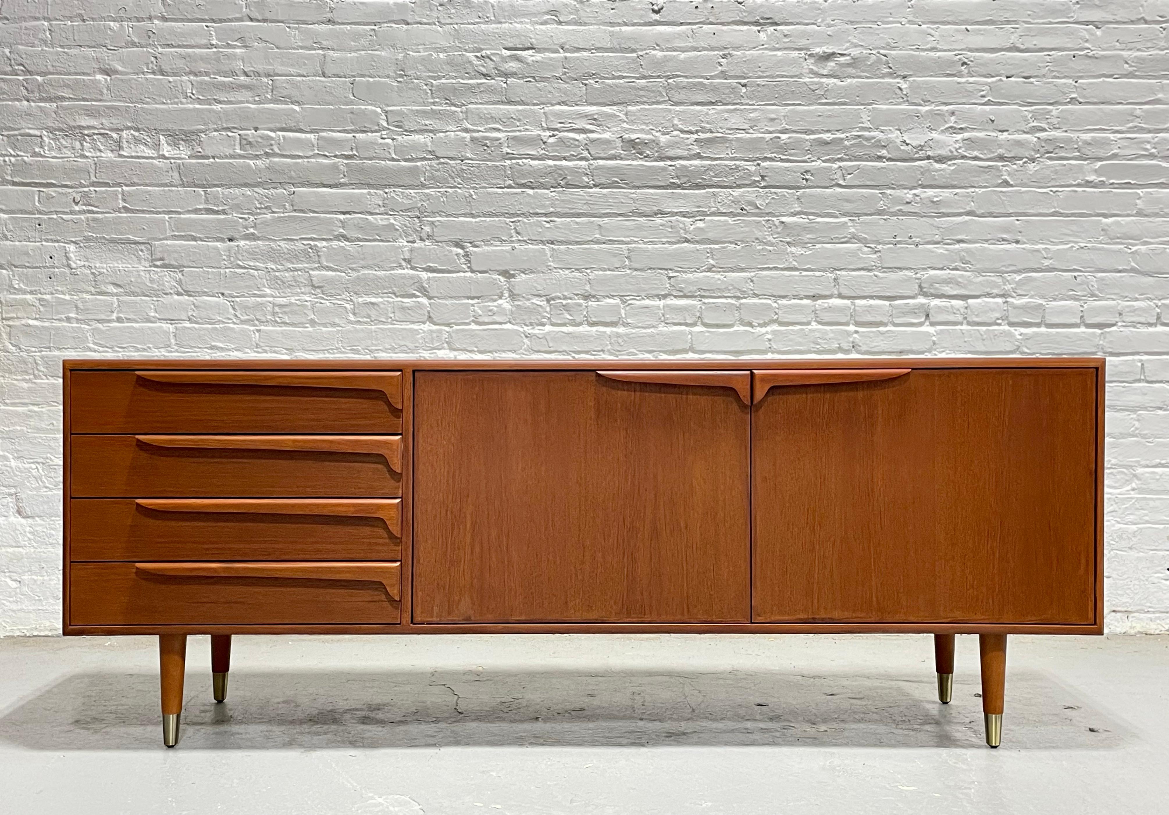Mid-Century moderno Supporto multimediale MONUMENTALE in stile Mid Century Modern in teak CREDENZA in vendita