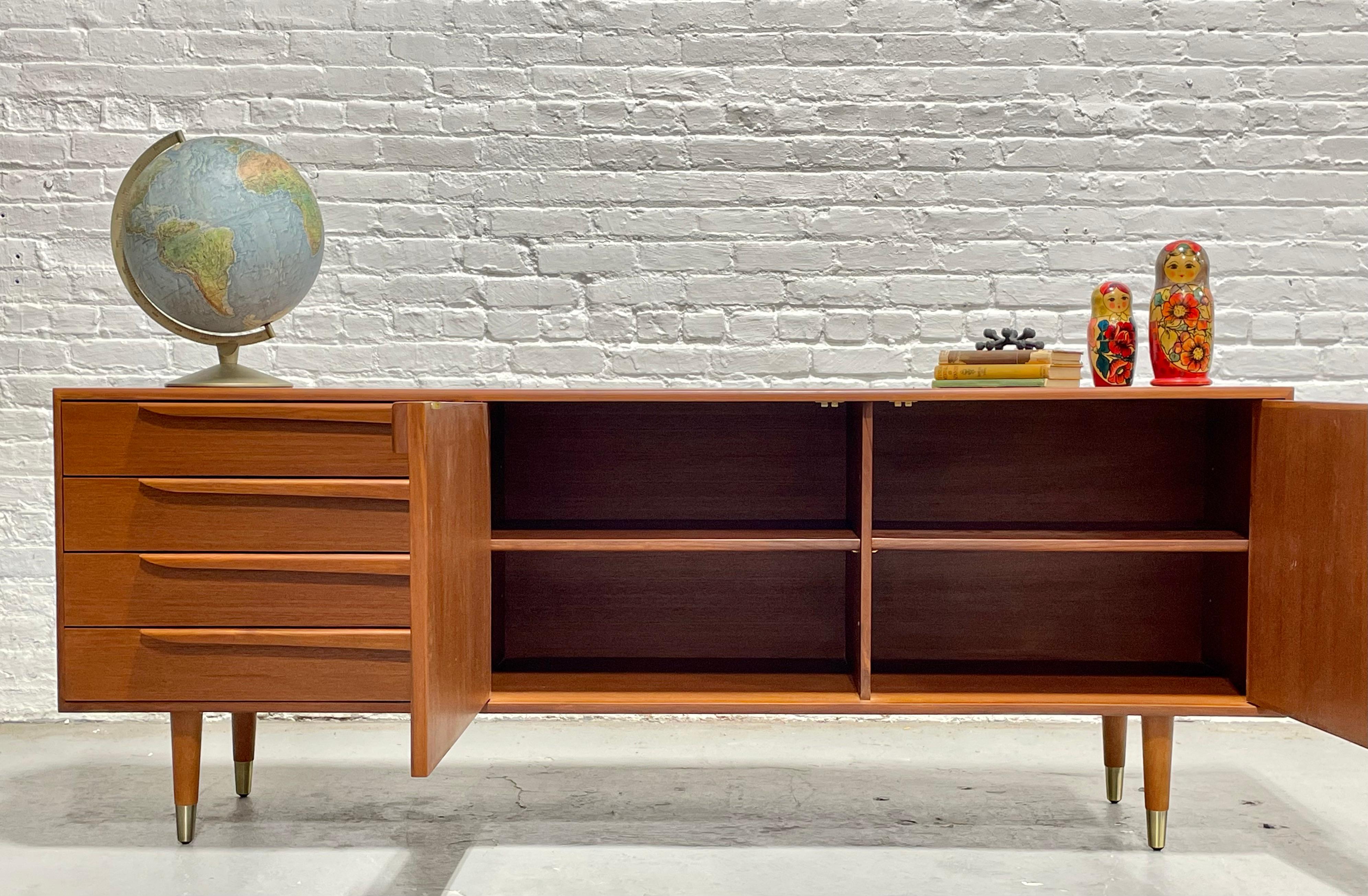 Supporto multimediale MONUMENTALE in stile Mid Century Modern in teak CREDENZA In condizioni Nuovo in vendita a Weehawken, NJ
