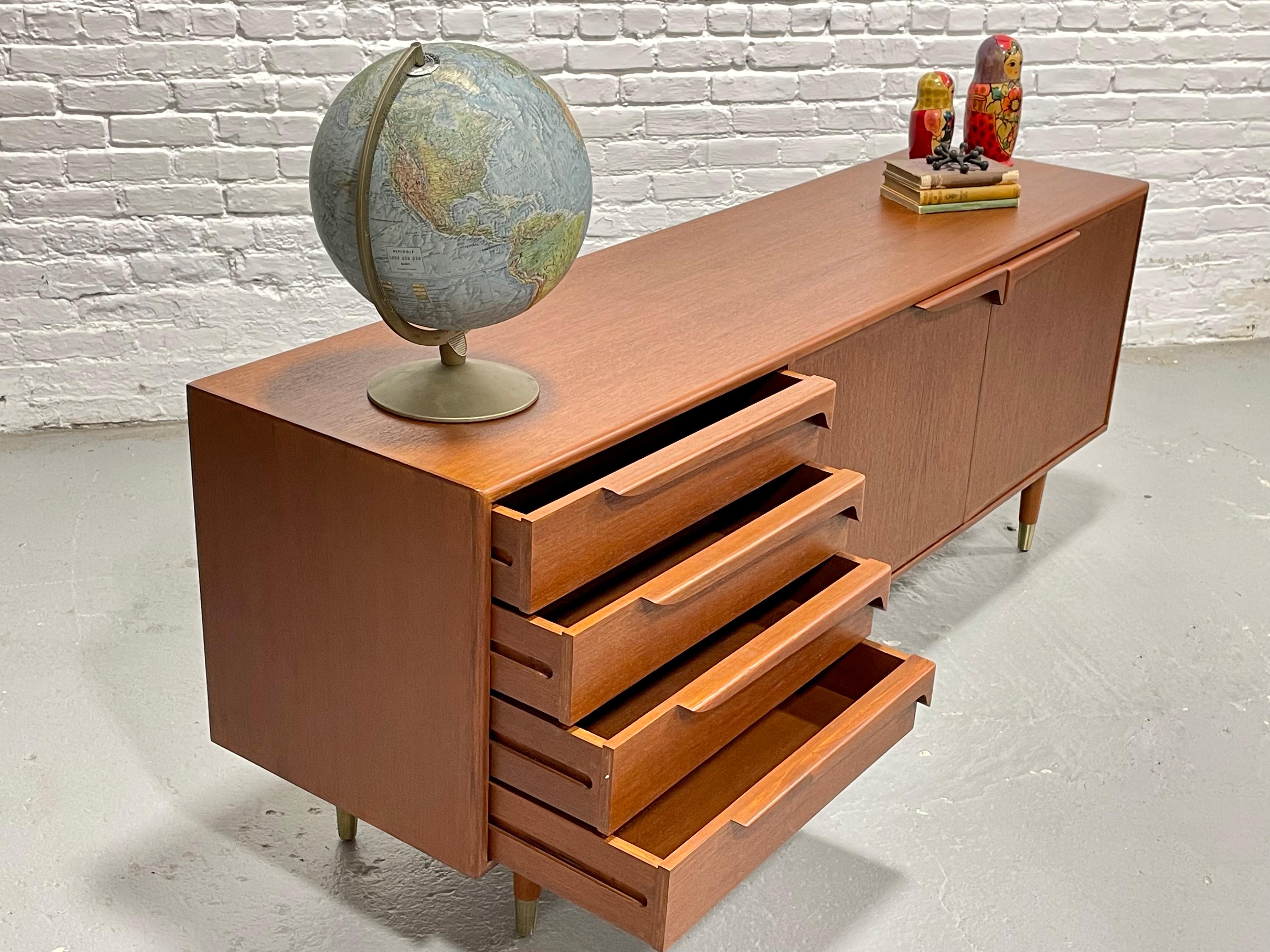XXI secolo e contemporaneo Supporto multimediale MONUMENTALE in stile Mid Century Modern in teak CREDENZA in vendita