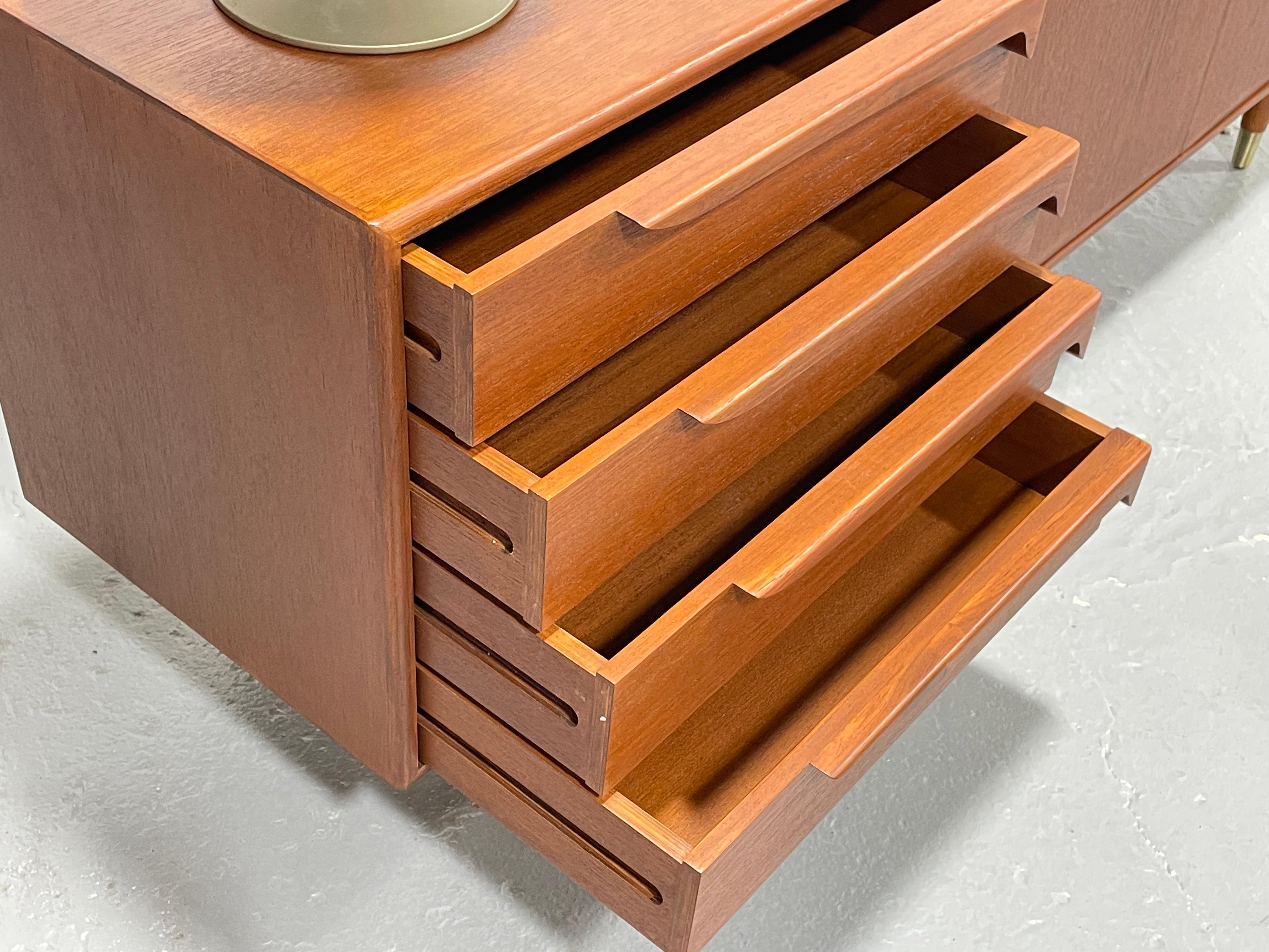 Teak Supporto multimediale MONUMENTALE in stile Mid Century Modern in teak CREDENZA in vendita